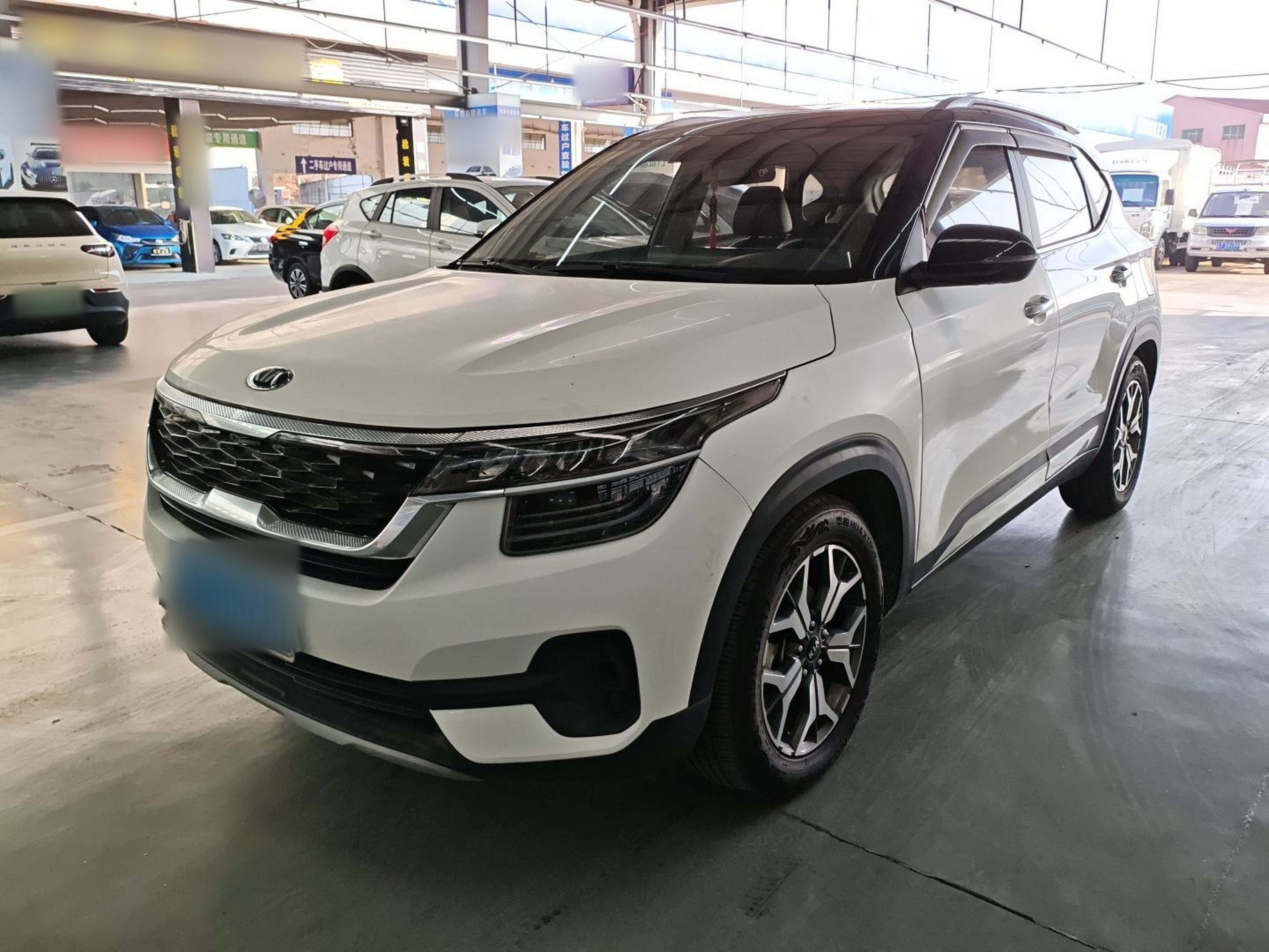 Под передней частью автомобиля