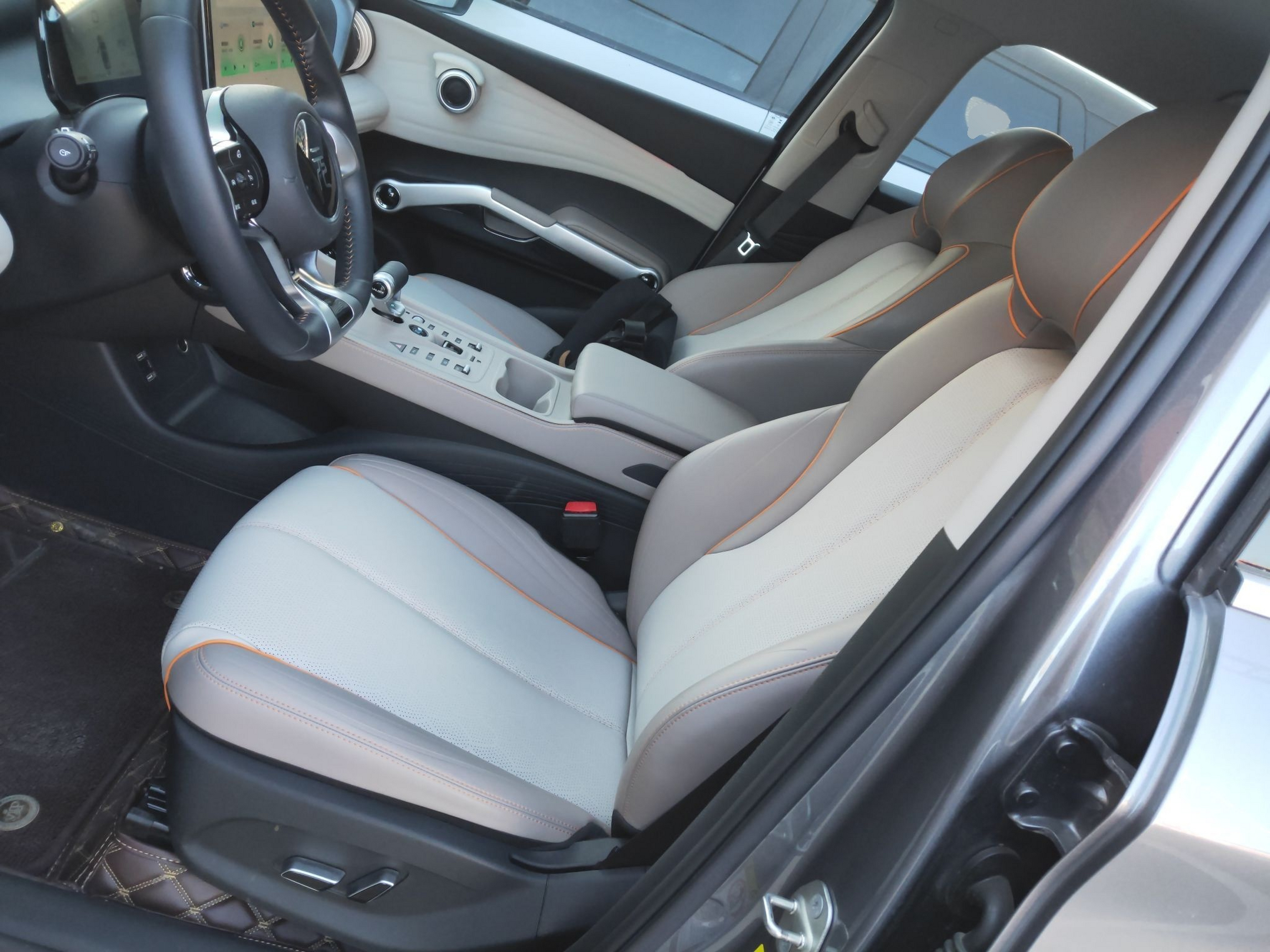 المقاعد الأمامية داخل السيارة