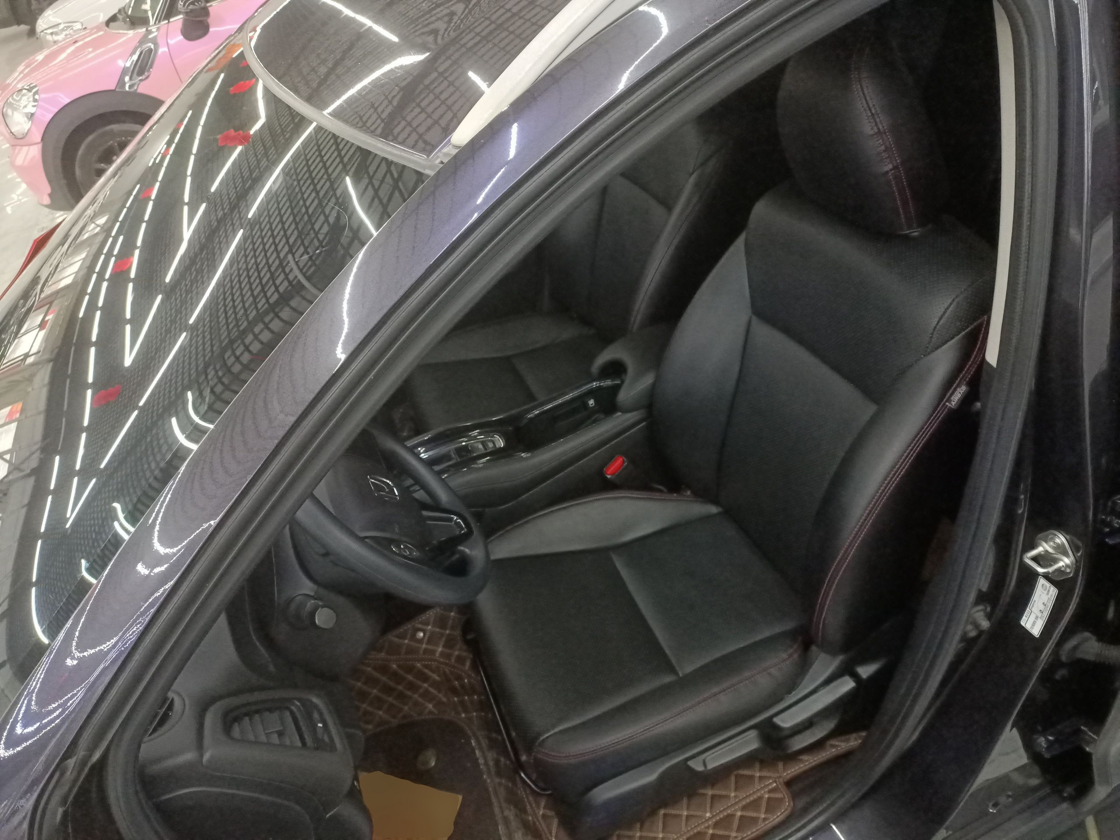 المقاعد الأمامية داخل السيارة