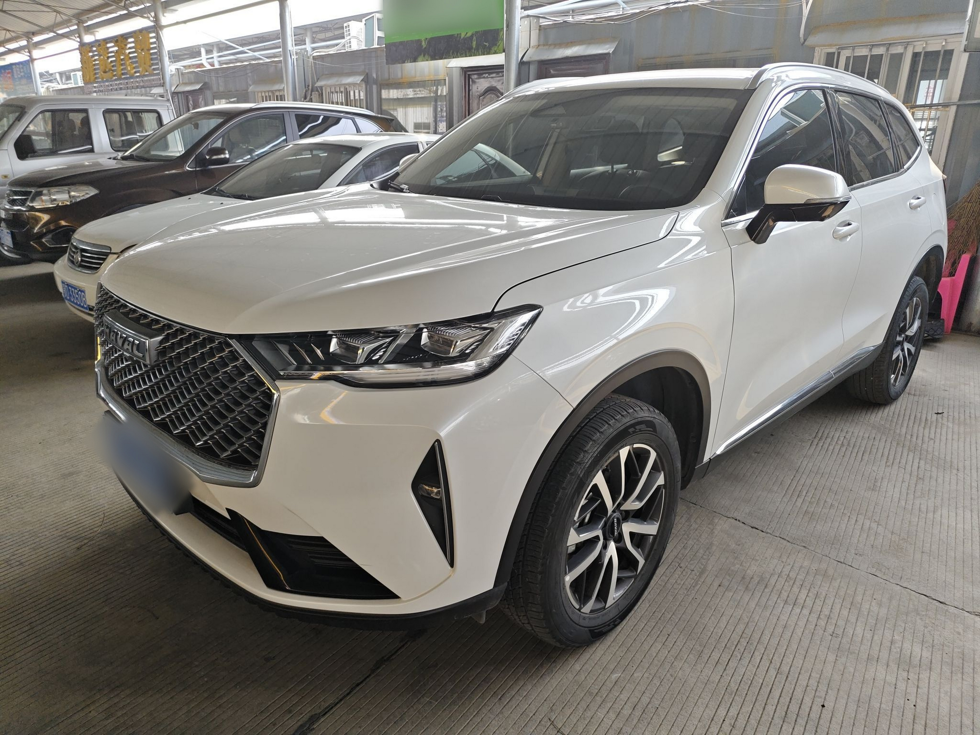 Под передней частью автомобиля