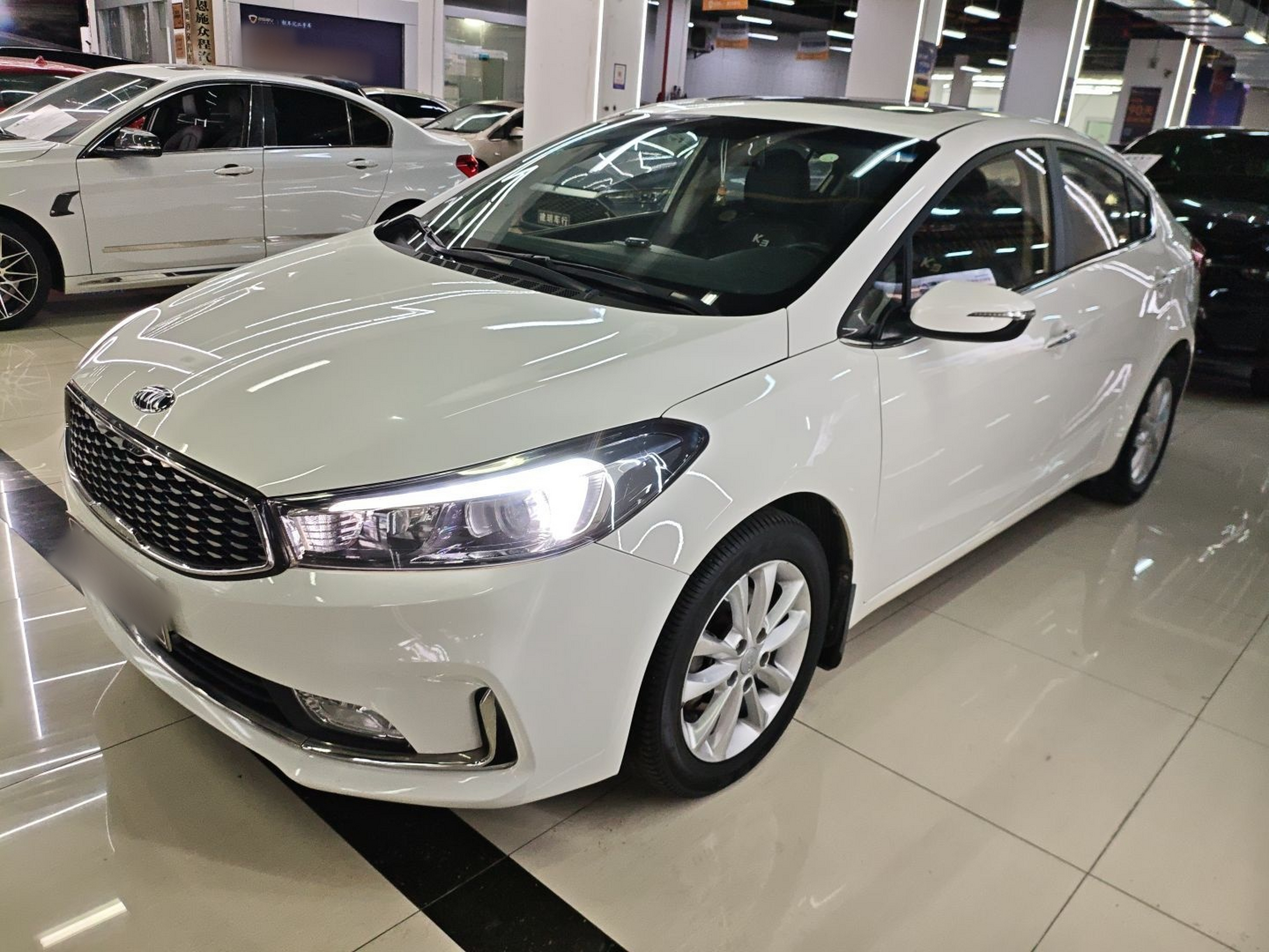 تحت مقدمة السيارة