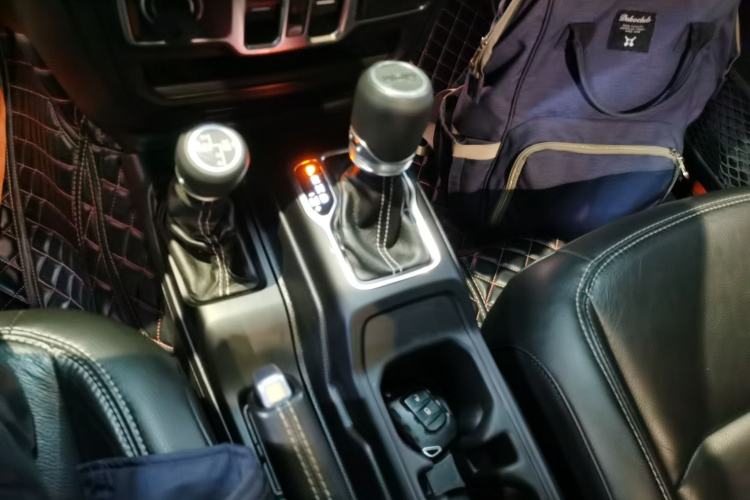 Used  Wrangler 2019 2.0T Sahara Four-Door Version China VI Emission Standard
