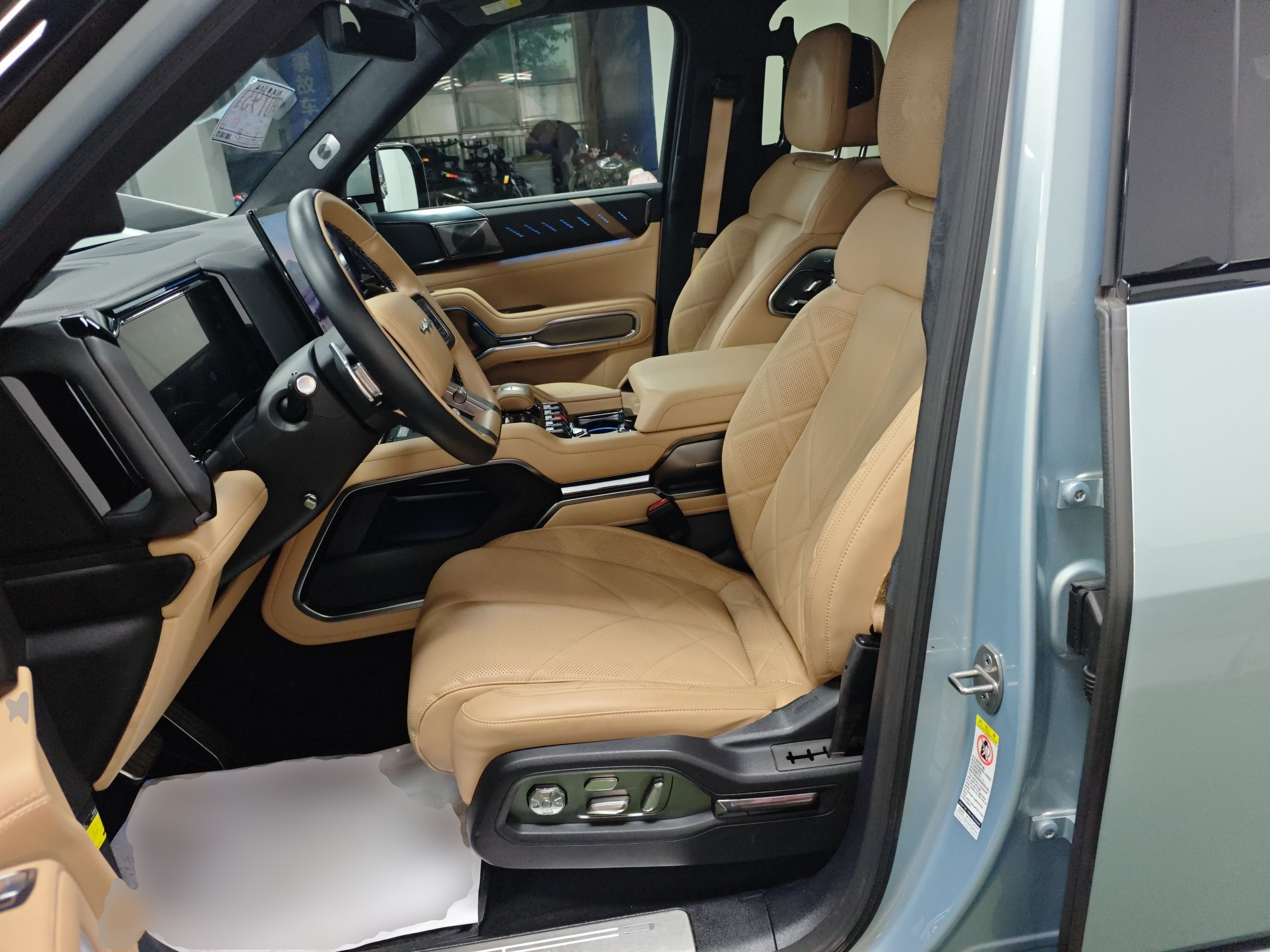 المقاعد الأمامية داخل السيارة