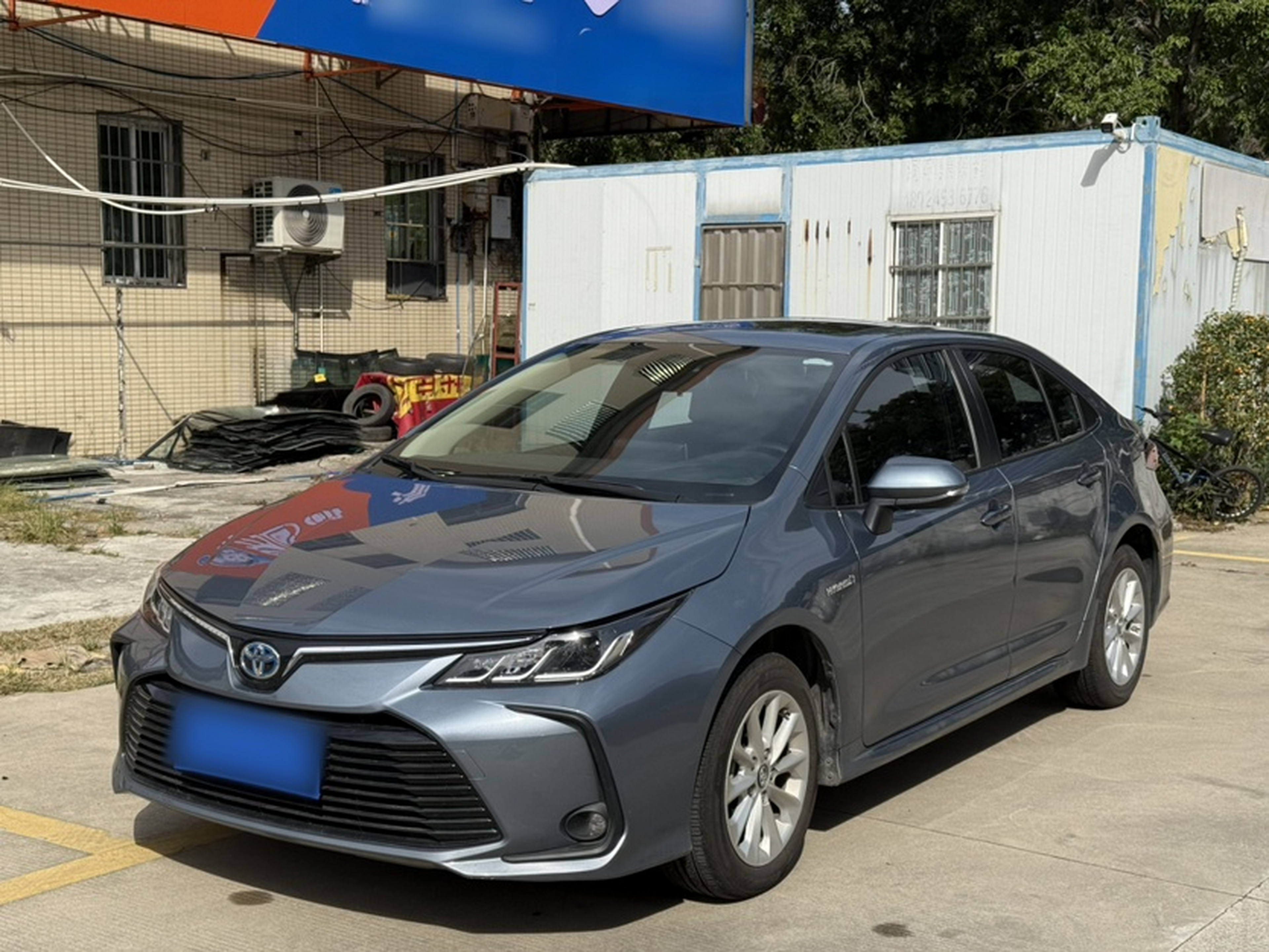 تحت مقدمة السيارة