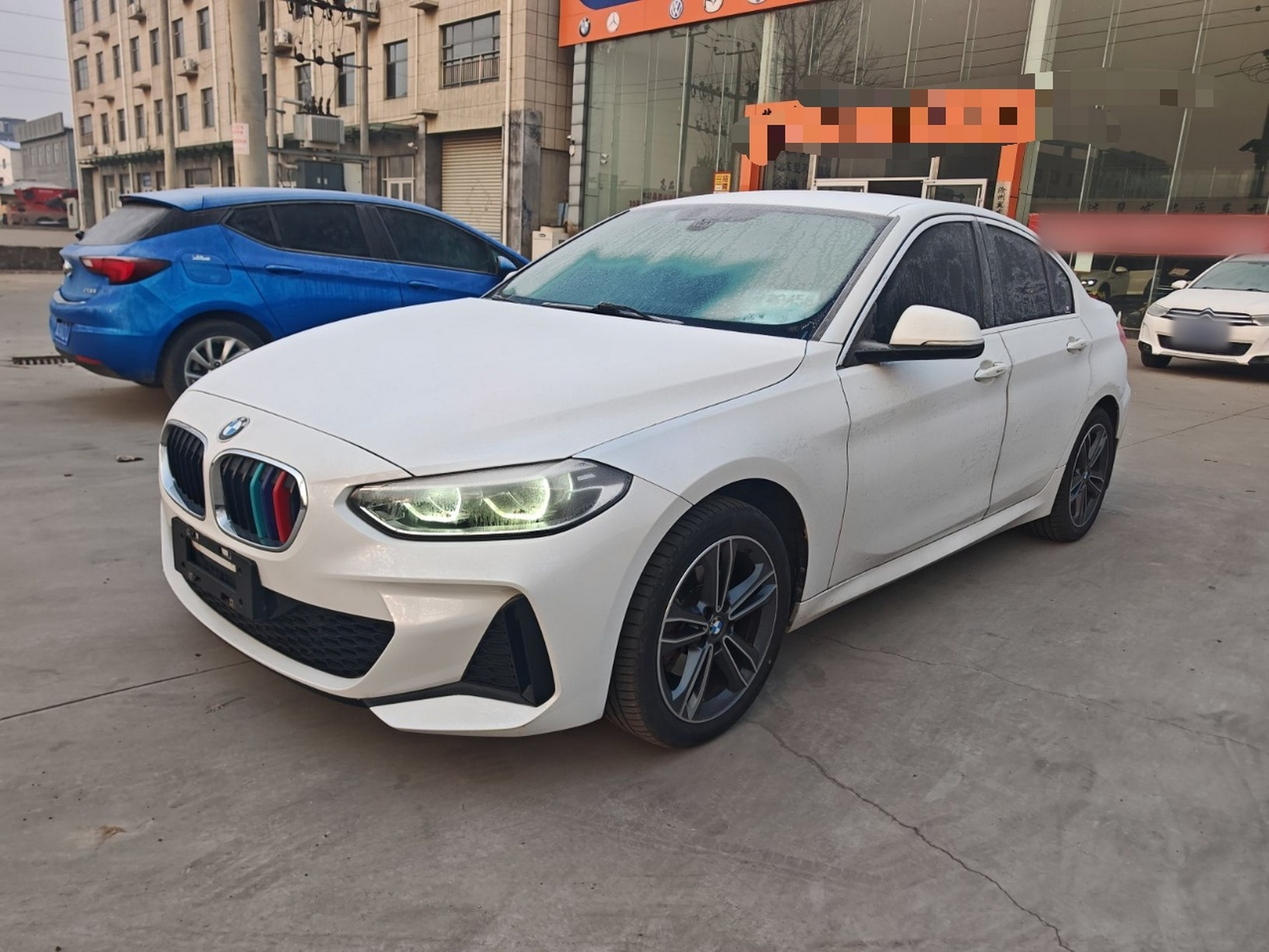 Под передней частью автомобиля