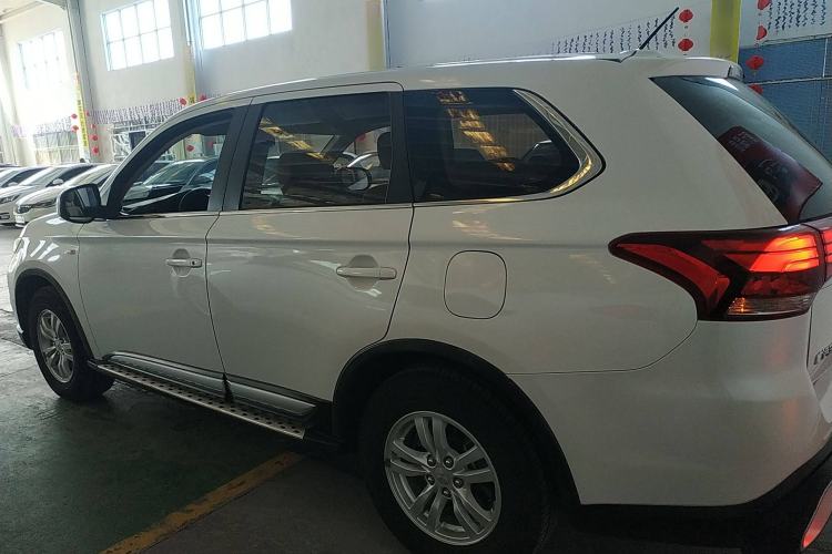 Used Mitsubishi Outlander 2016 2.0L Two-Wheel Drive Fashion Edition 5 Seats