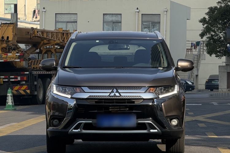 Used Mitsubishi Outlander 2019 2.4L 4x4 Zhi Xiang Edition 7 Seats China VI Standard

