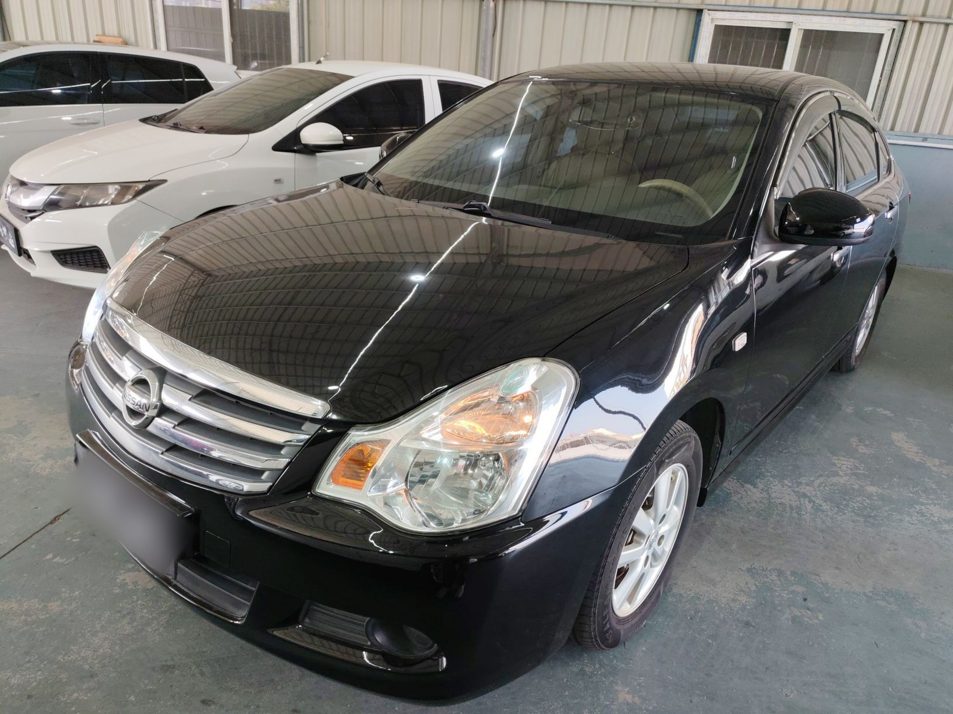 تحت مقدمة السيارة