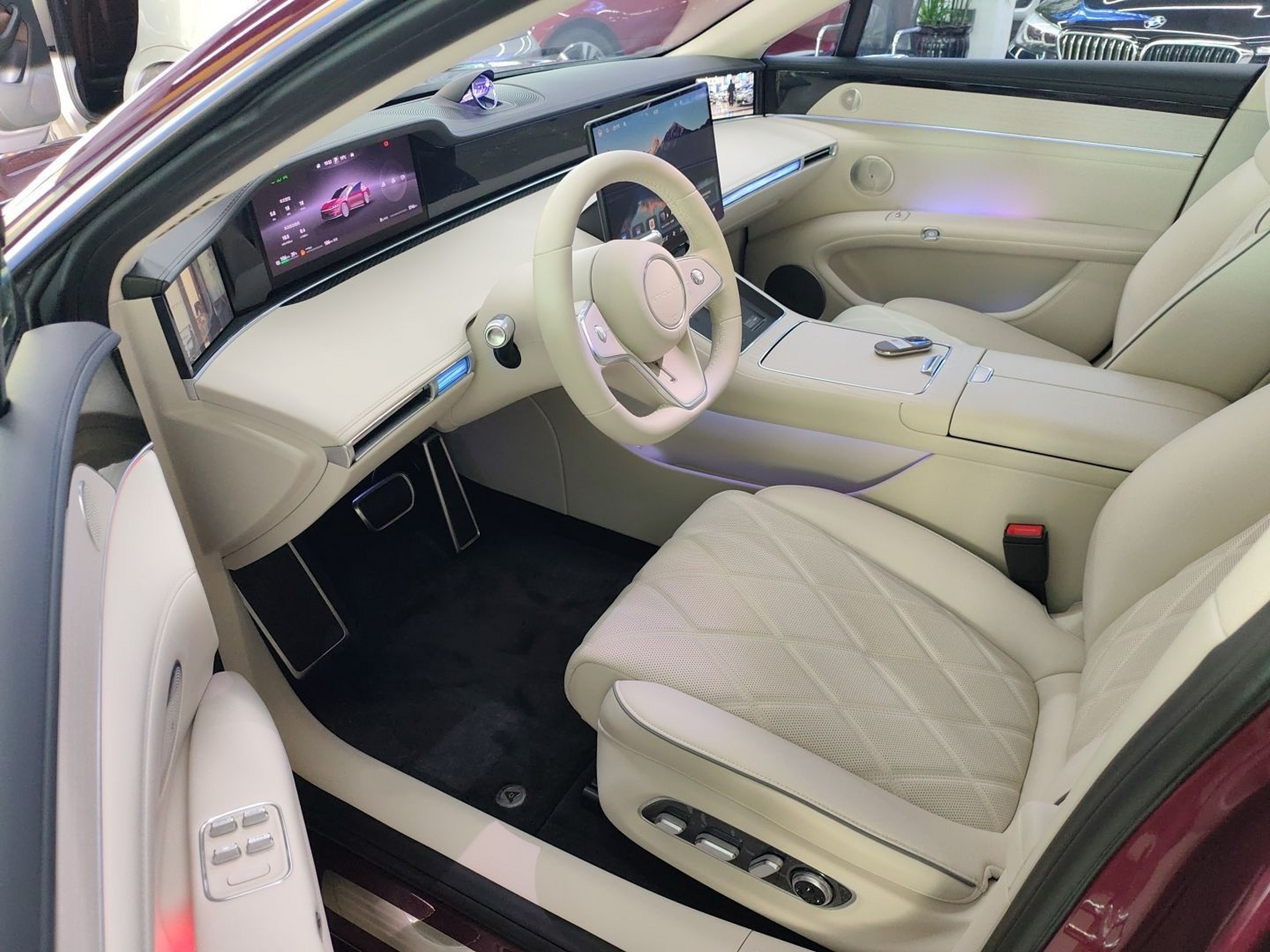 المقاعد الأمامية داخل السيارة