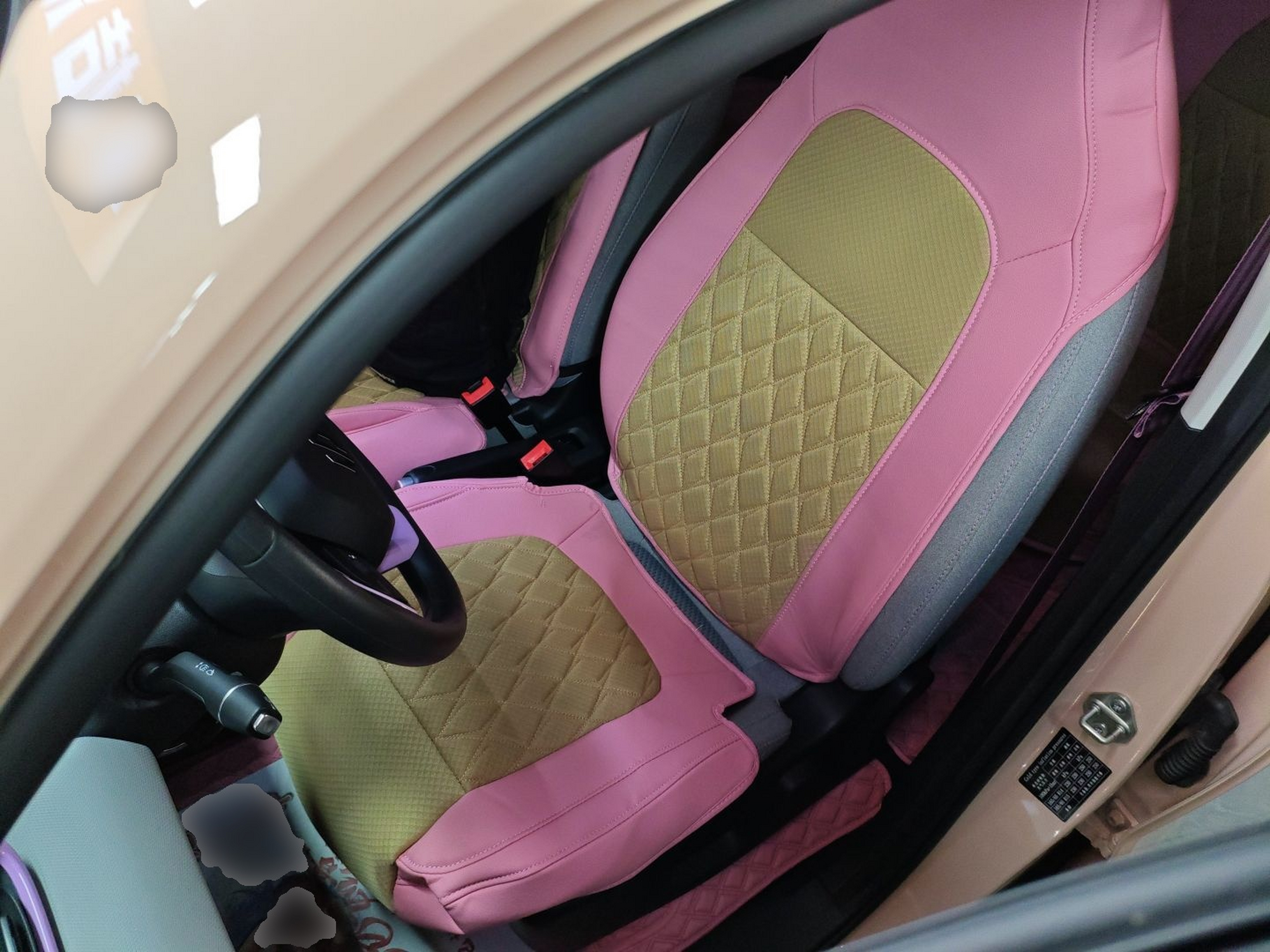 المقاعد الأمامية داخل السيارة