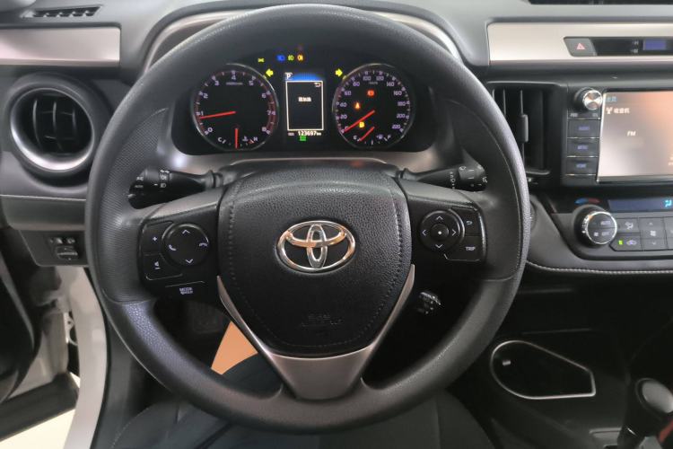 Used Toyota RAV4 2019 2.0L CVT Two-Wheel Drive Fashion X Limited Edition China VI Standard
