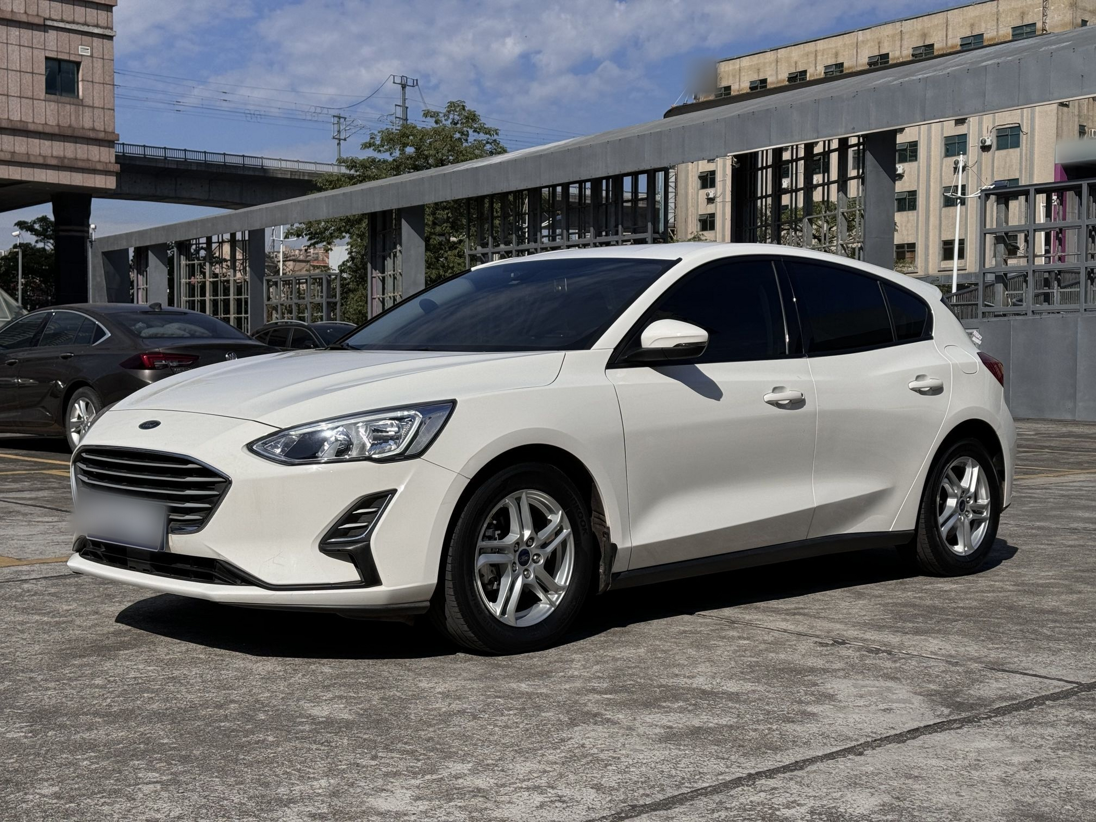 Под передней частью автомобиля