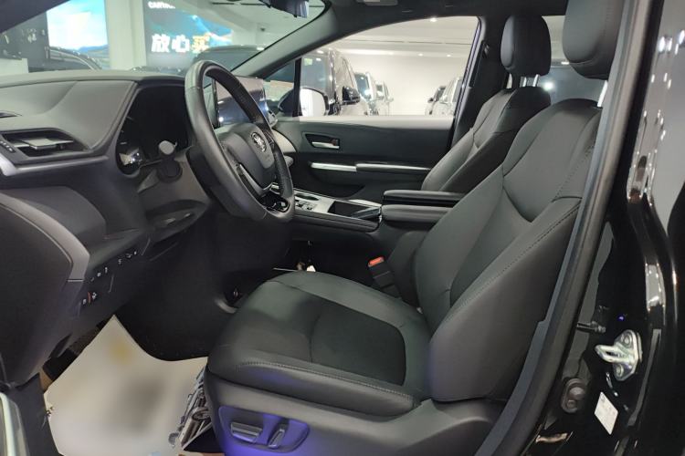 Used Toyota Sienna 2023 2.5L Hybrid Deluxe Edition
