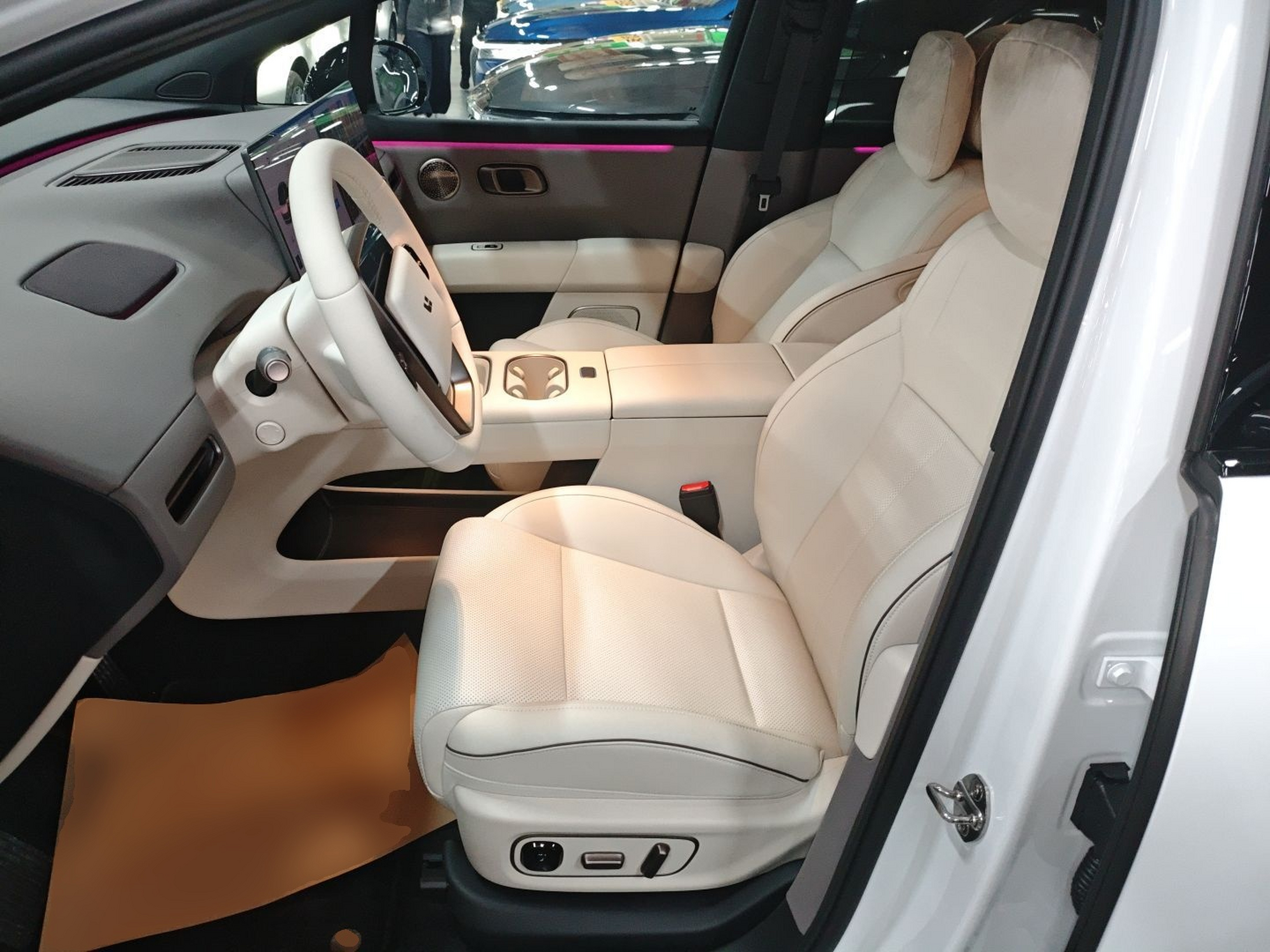 المقاعد الأمامية داخل السيارة