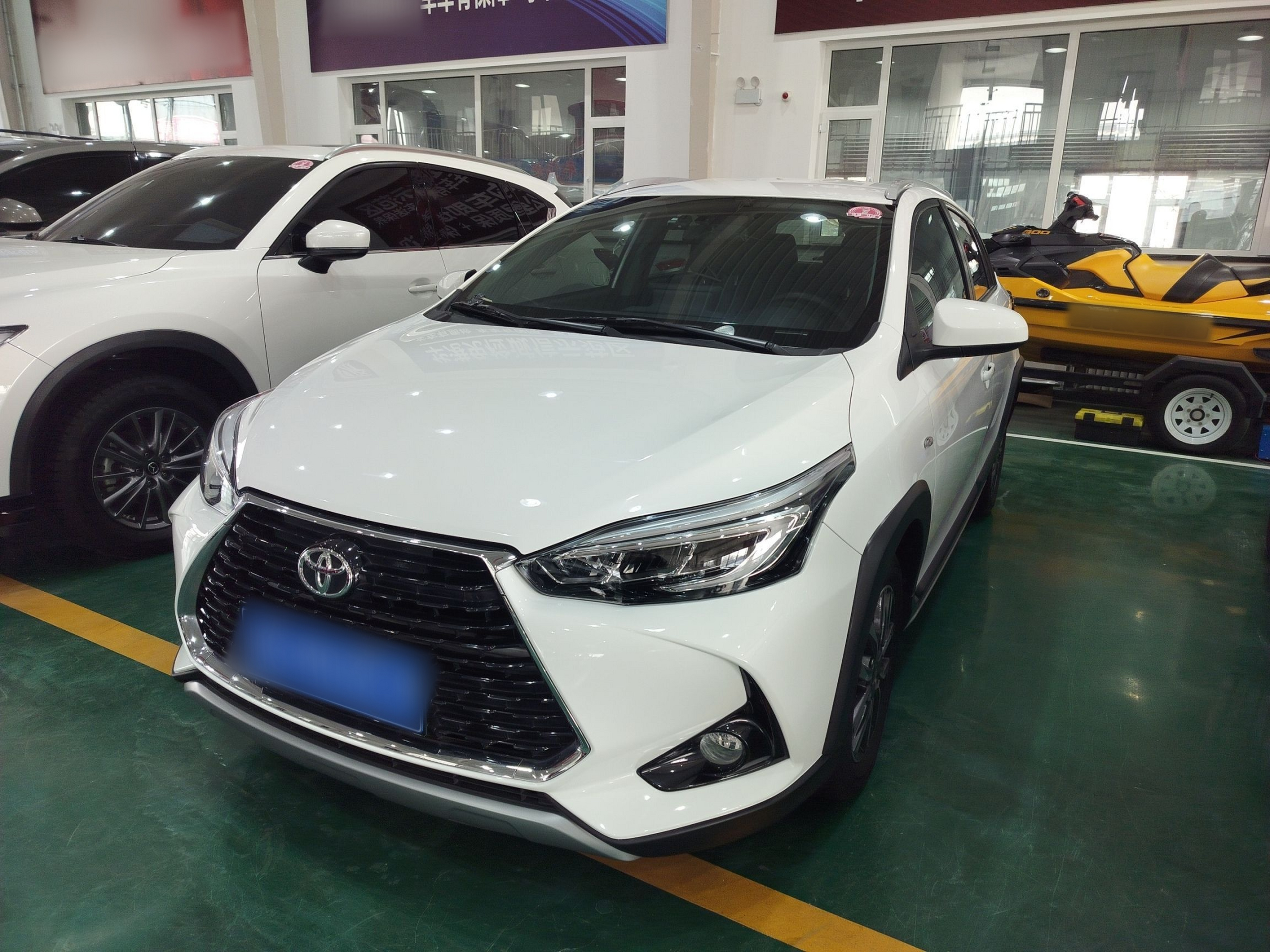 تحت مقدمة السيارة