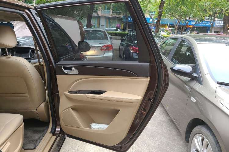 Used Baojun 730 2016 Revised 1.5L Manual Standard Version 7 Seats China V Emission Standard
