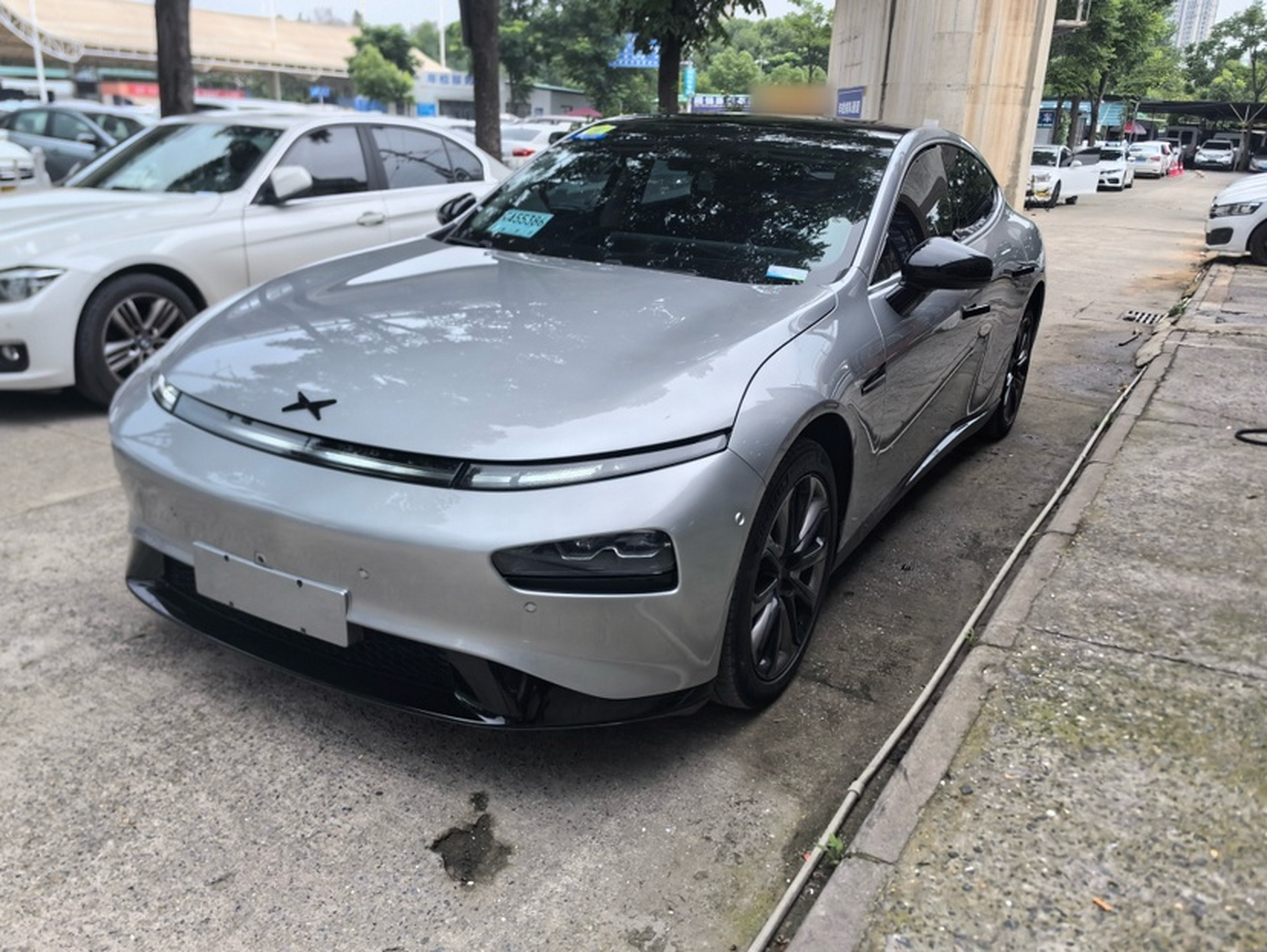 تحت مقدمة السيارة