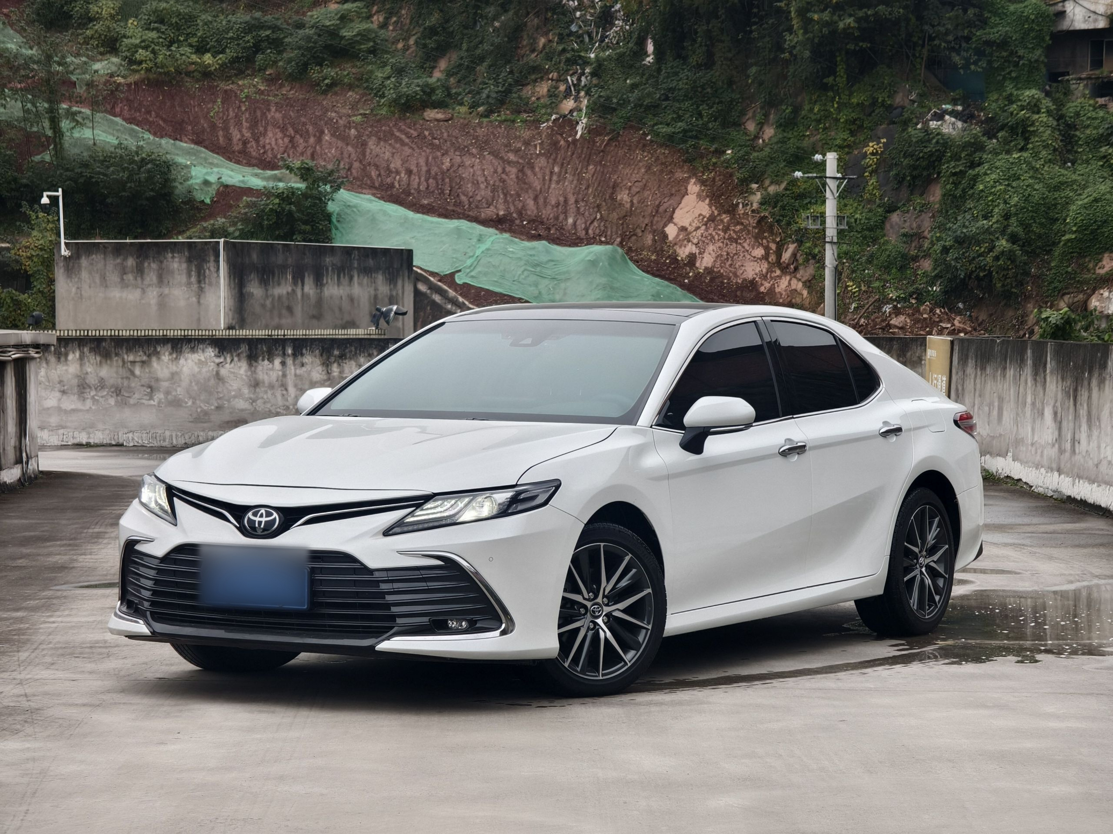 Под передней частью автомобиля