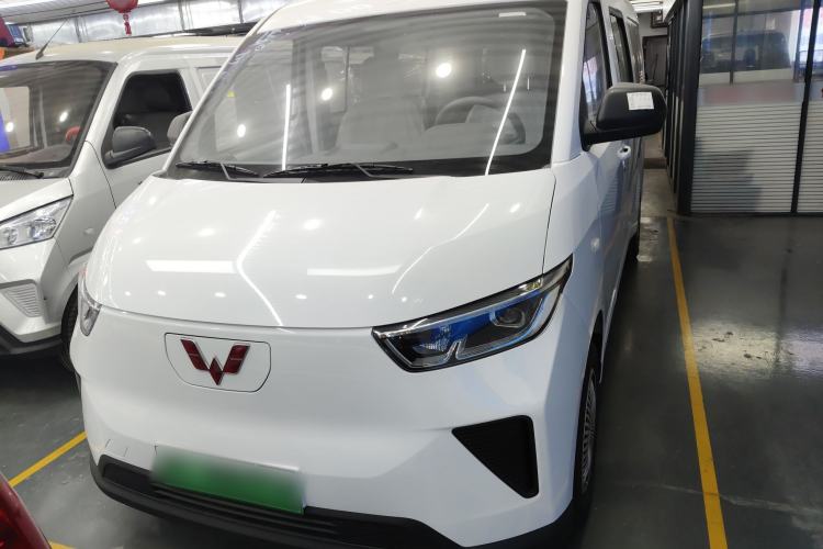Used Wuling Yangguang 2024 300KM Comfort Version Passenger Van 75kW