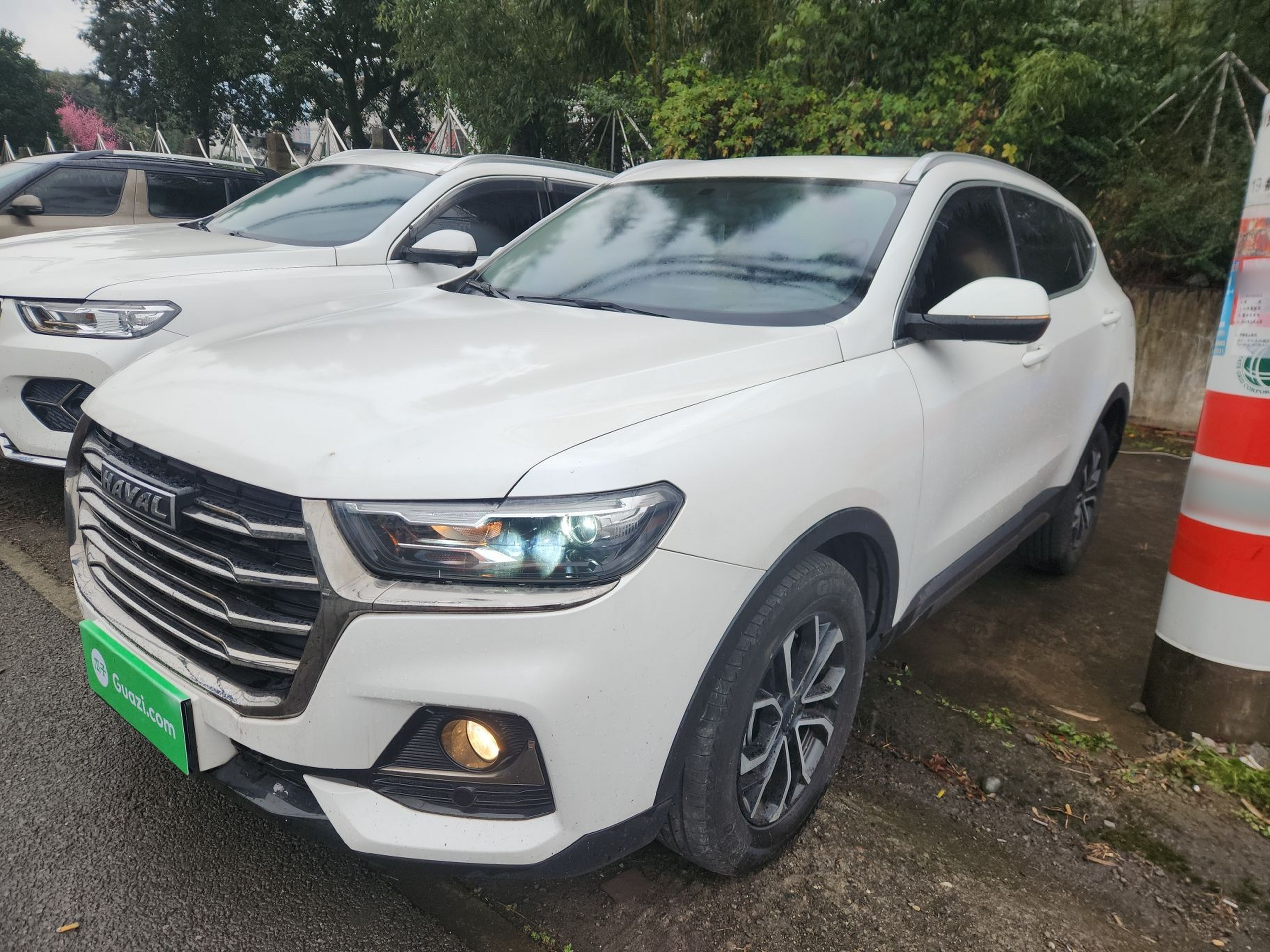 Под передней частью автомобиля