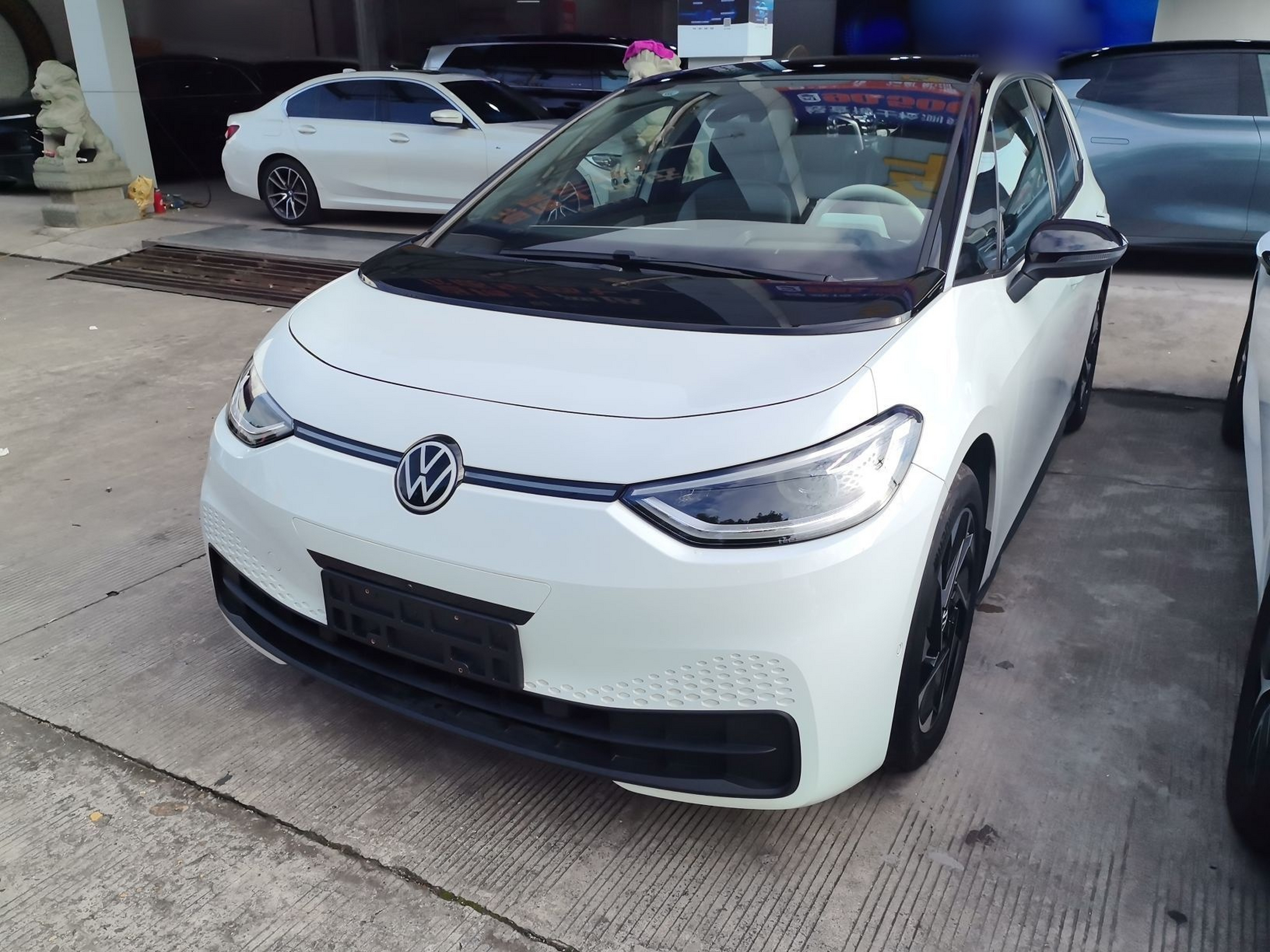 Под передней частью автомобиля