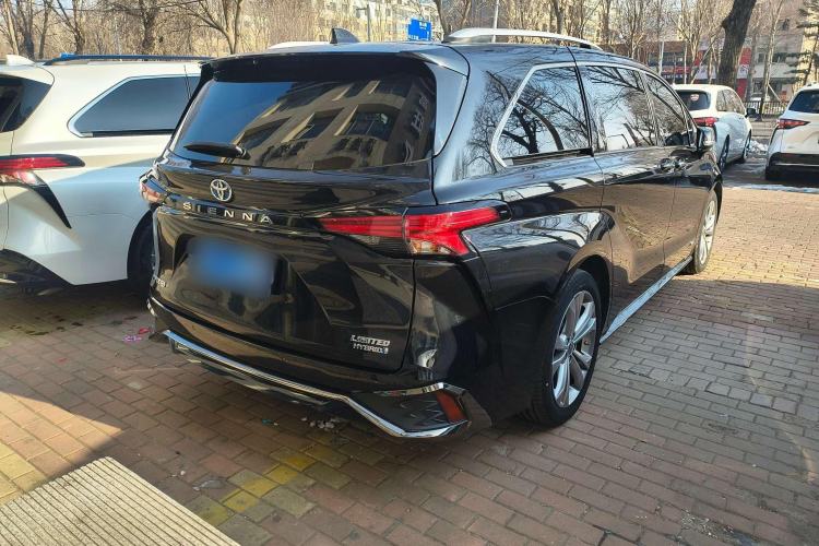 Used Toyota Sienna 2023 2.5L Hybrid Deluxe Edition