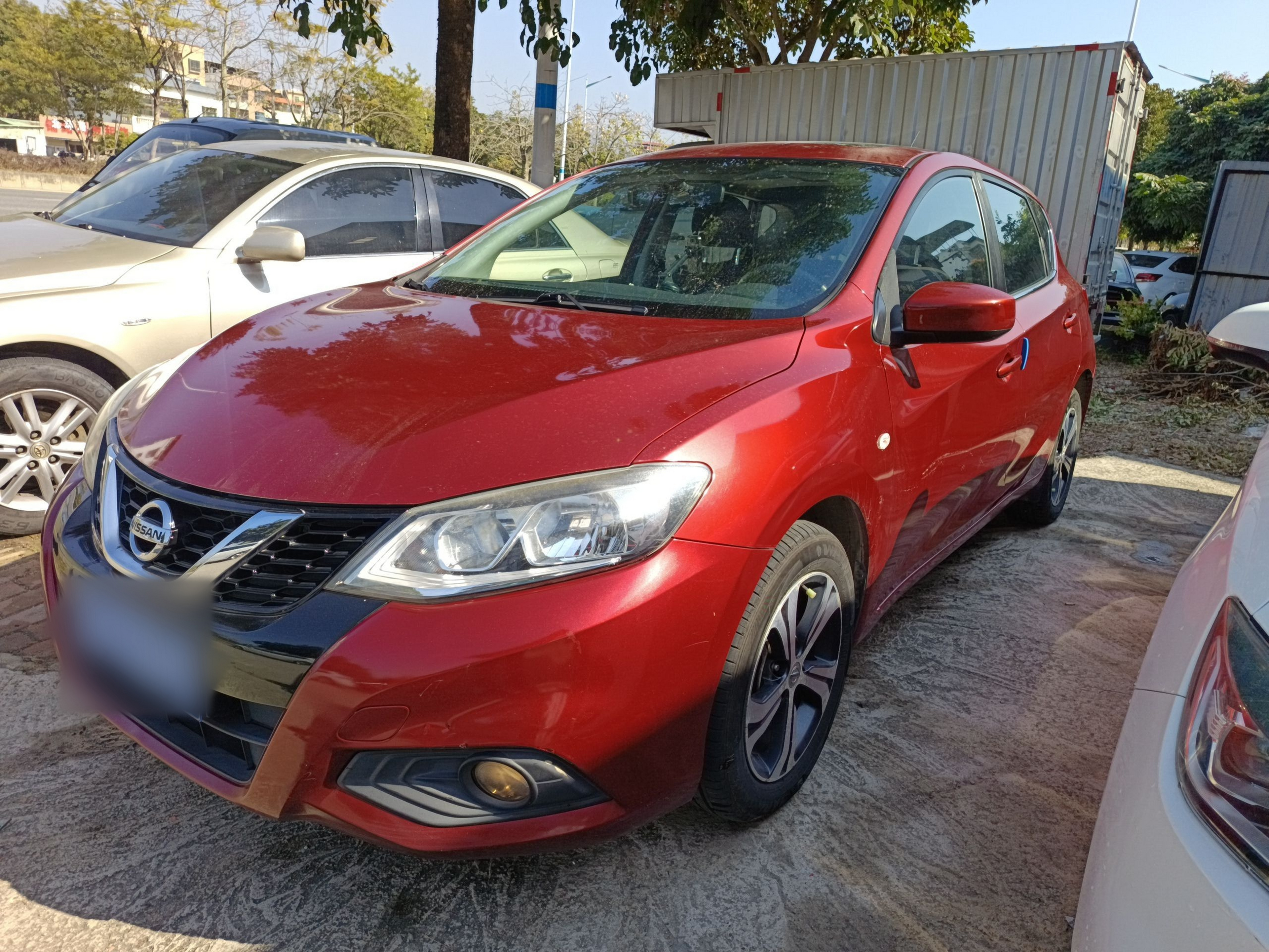 تحت مقدمة السيارة