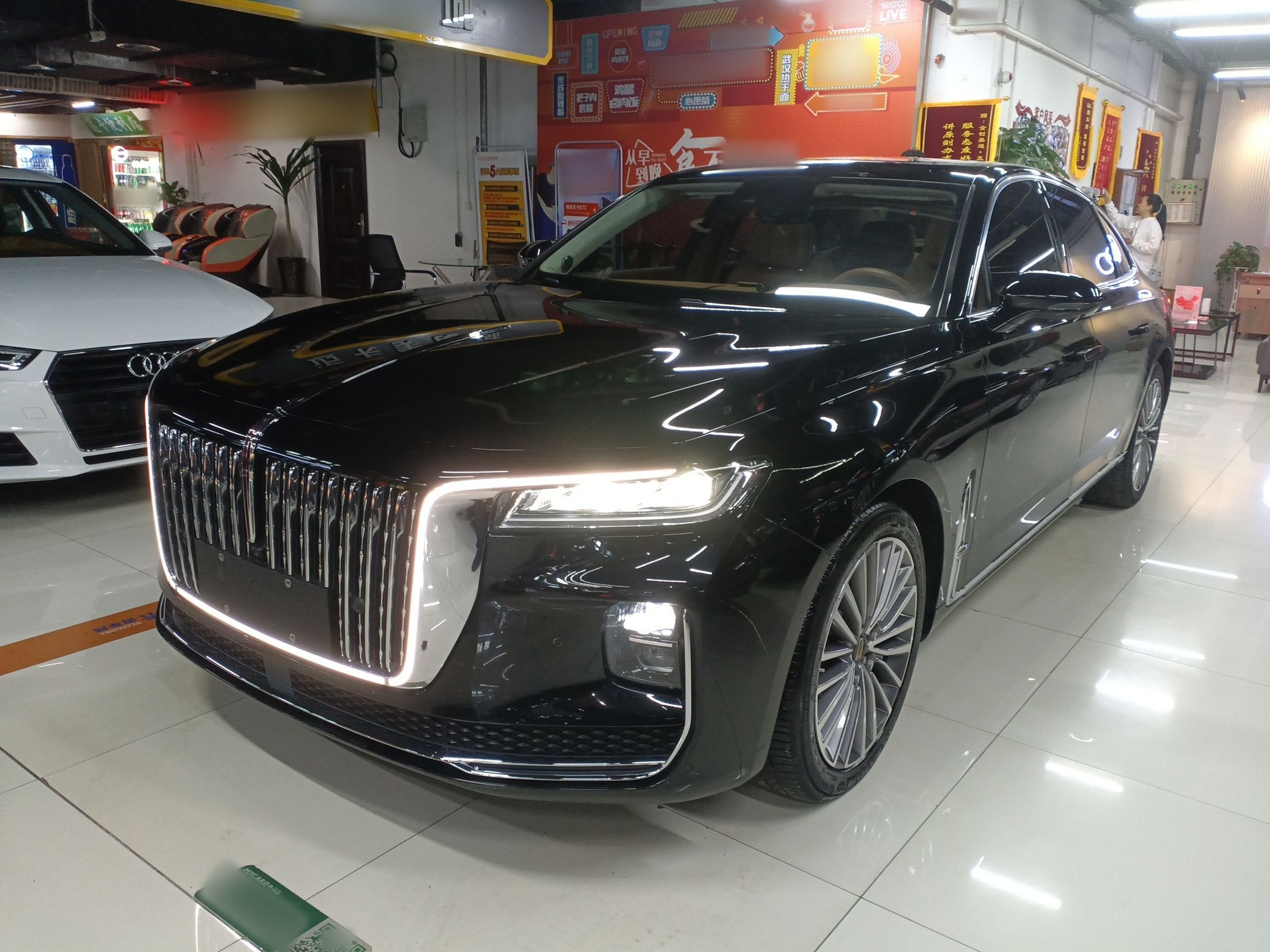 تحت مقدمة السيارة