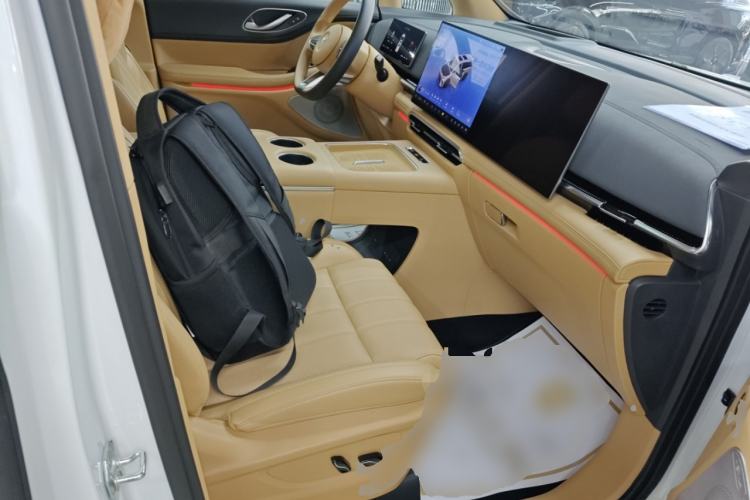 Used VOYAH Dream 2025 PHEV Four-Wheel Drive Prestige Kunpeng Edition
