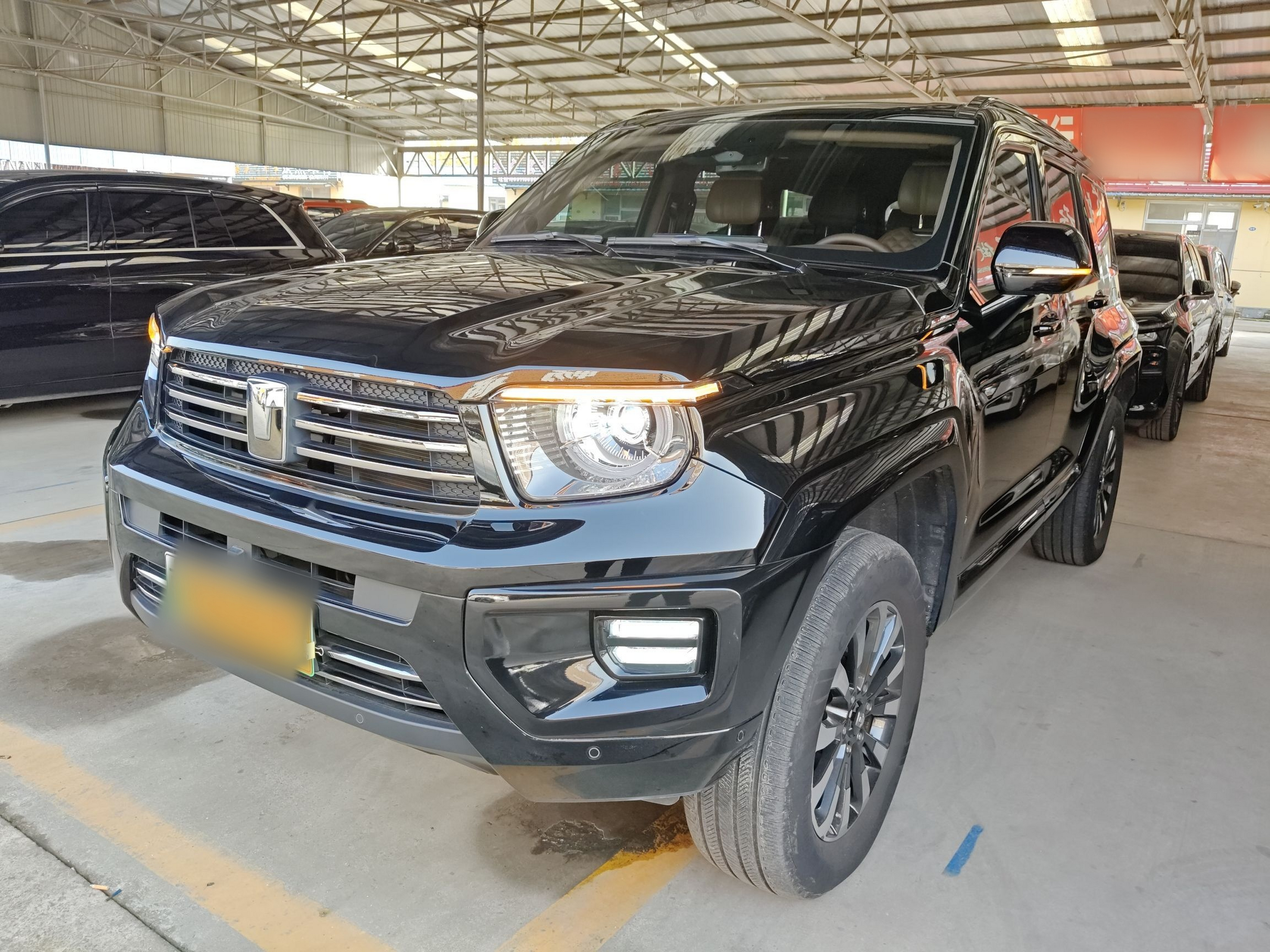 تحت مقدمة السيارة