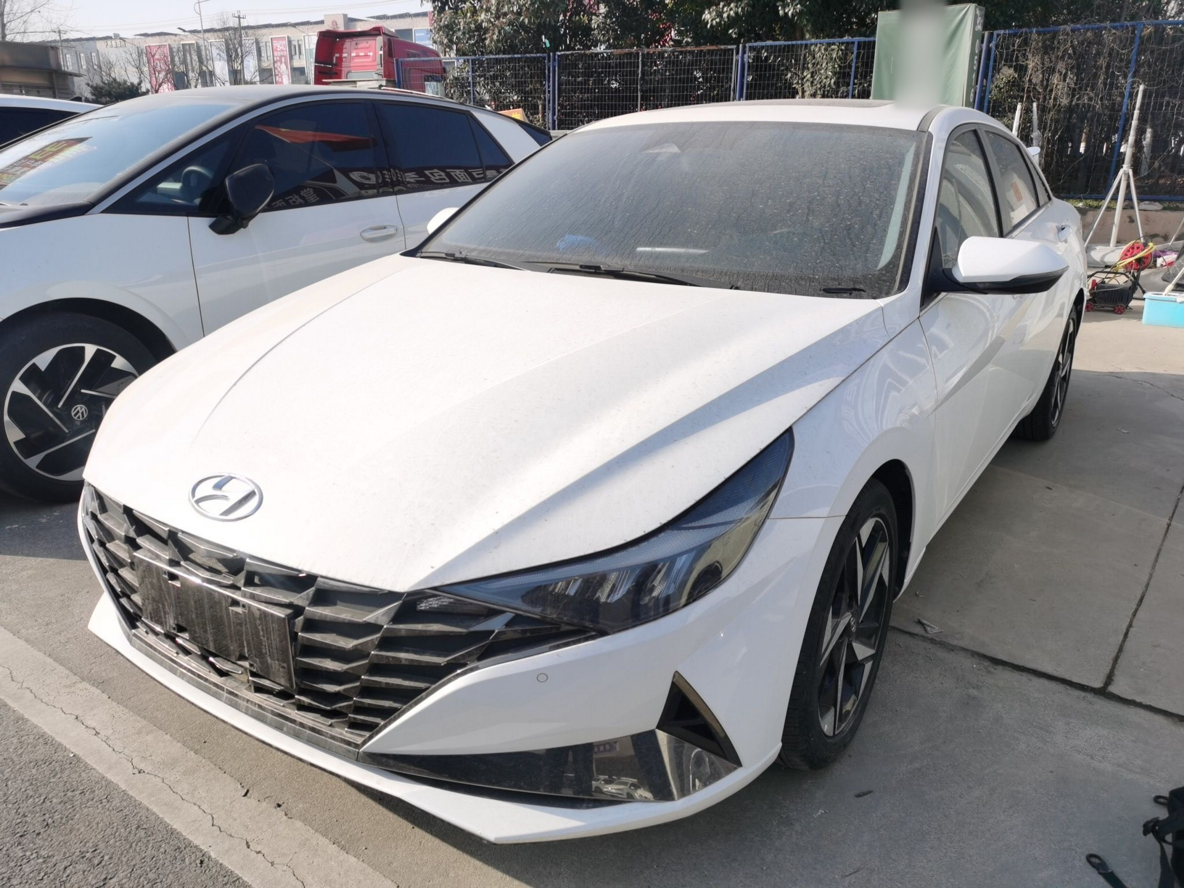 Под передней частью автомобиля