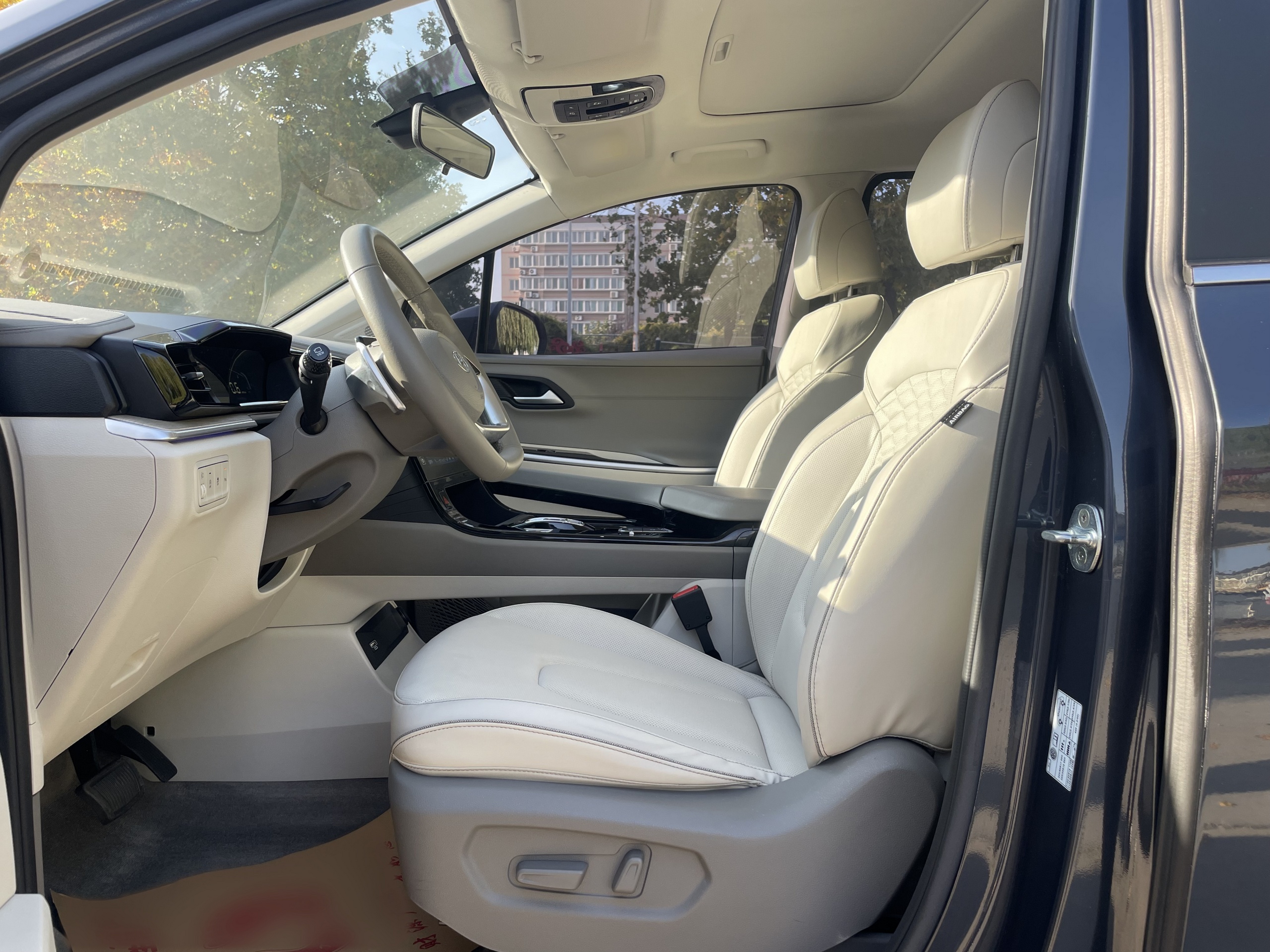 Переднее сиденье в автомобиле