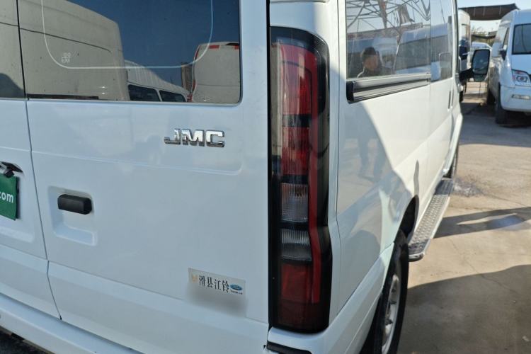 Used JMC Fushun 2023 2.0T Automatic Short-Wheelbase Mid-Top Commercial Multi-Purpose 6-Seater Passenger Vehicle
