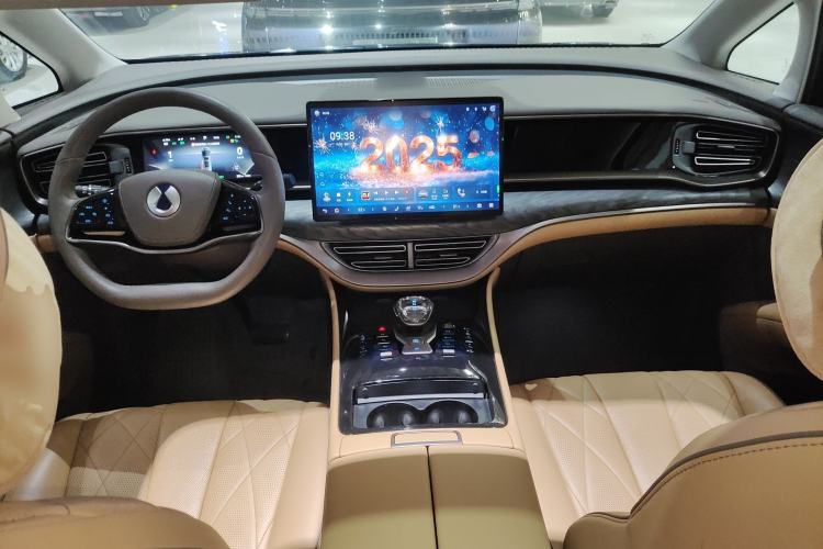 Used Denza D9 2022 DM-i 1040 Prestige Model
