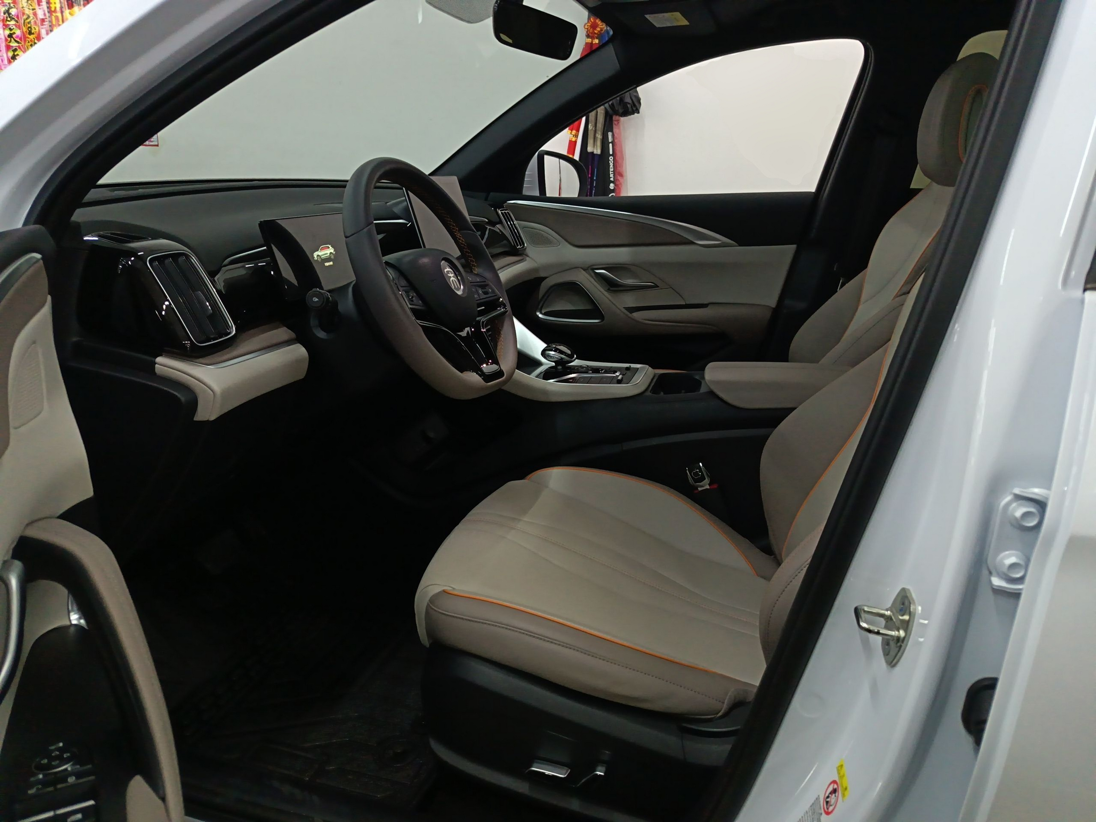 المقاعد الأمامية داخل السيارة