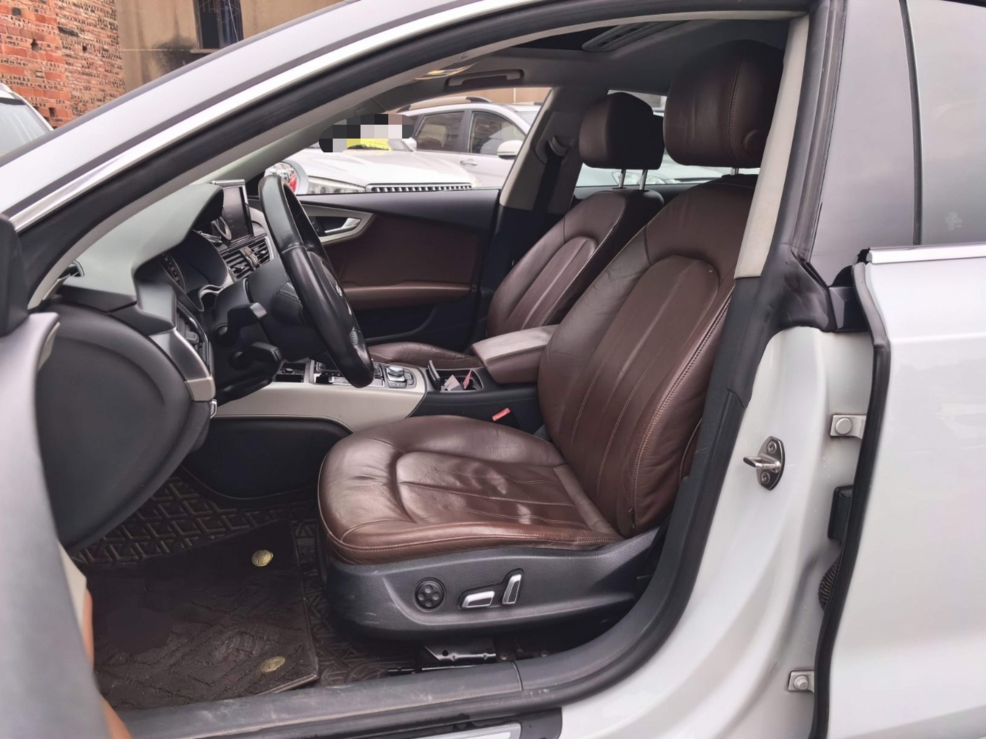 Переднее сиденье в автомобиле