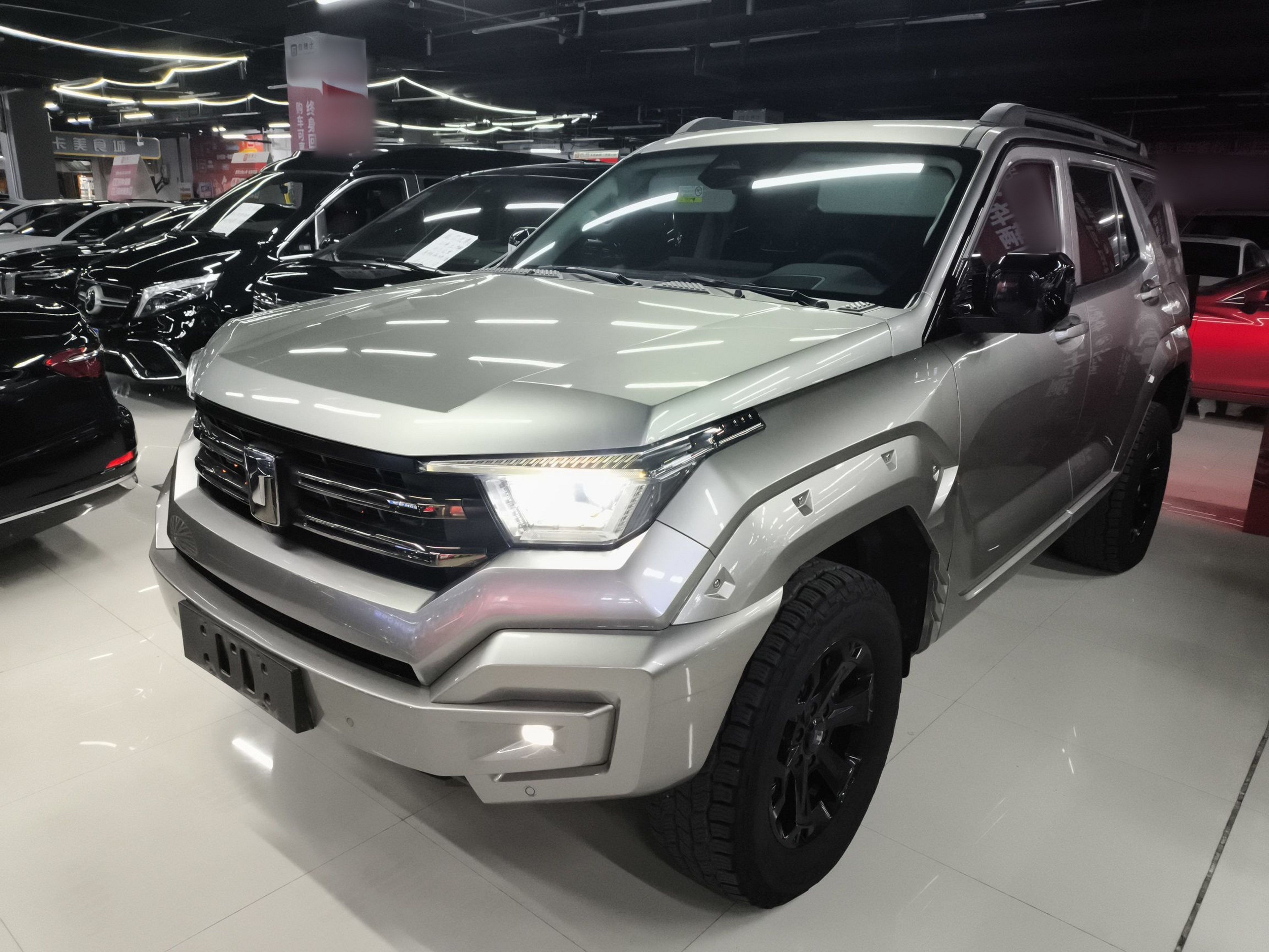 تحت مقدمة السيارة