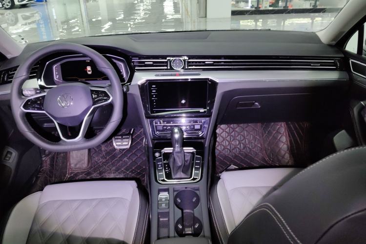 Used Volkswagen Magotan 2023 2 Million Units Limited Edition 330TSI DSG Leading Version
