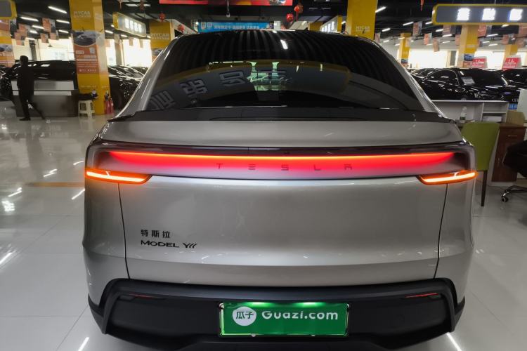 Used Tesla Model Y L 2025 Long-Range All-Wheel-Drive Version
