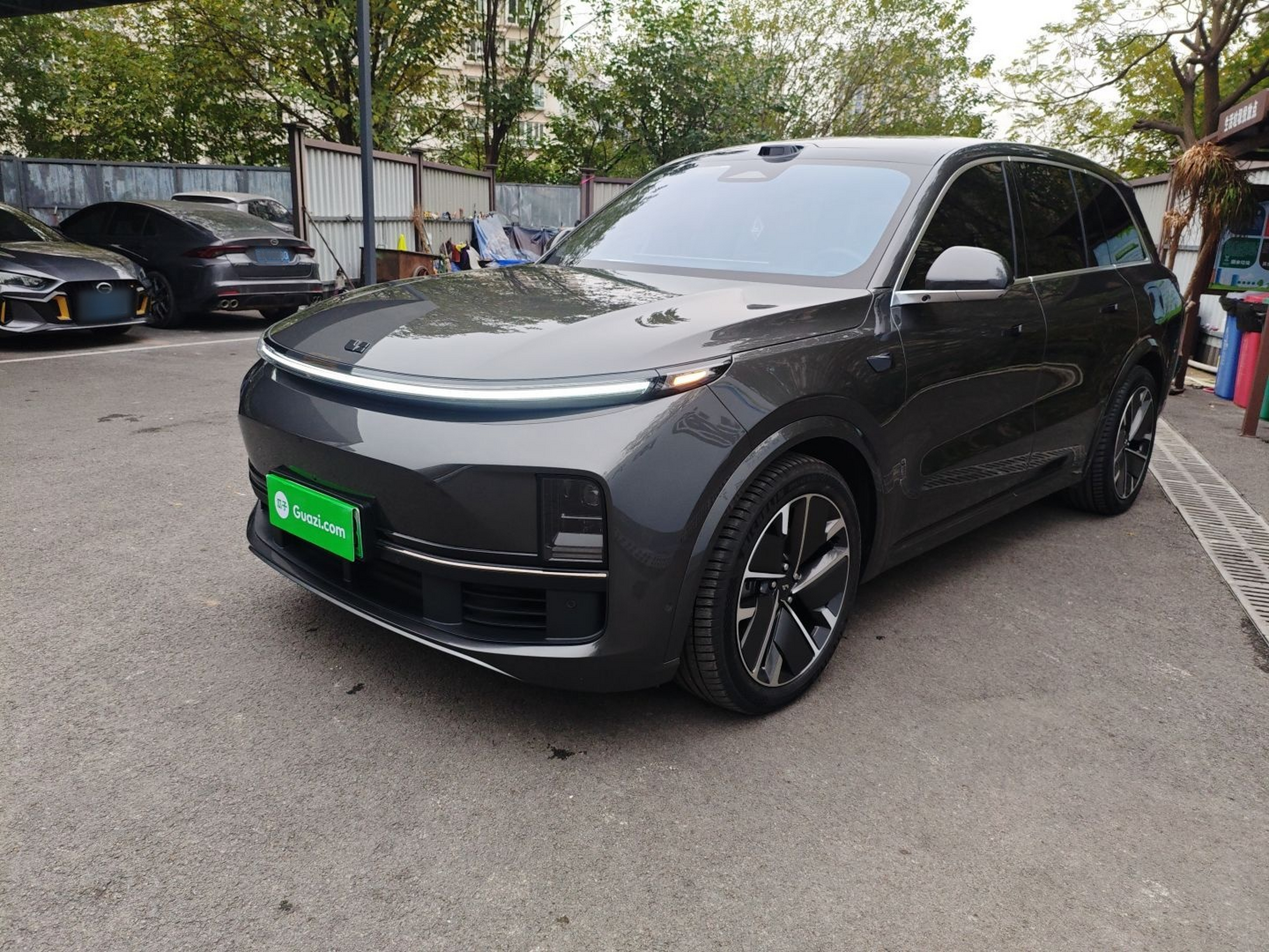 Под передней частью автомобиля