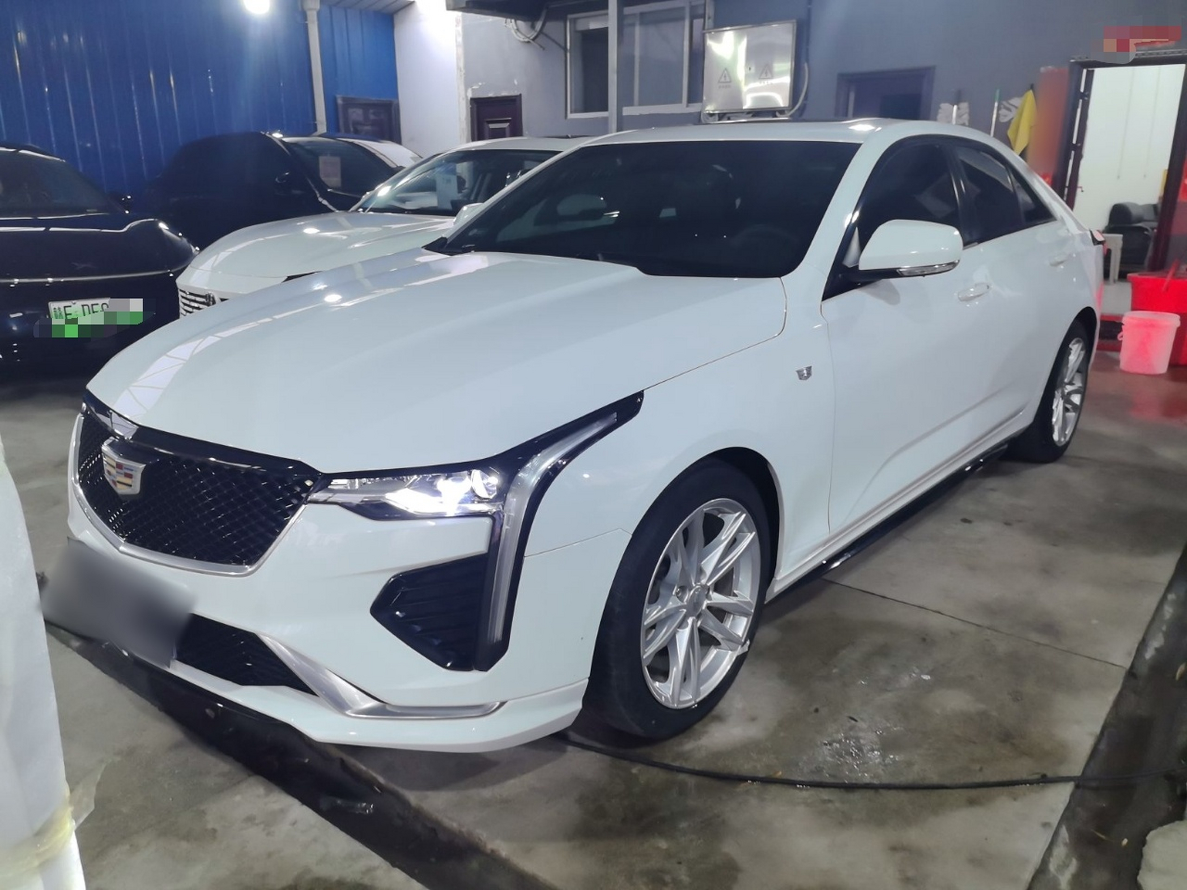 تحت مقدمة السيارة