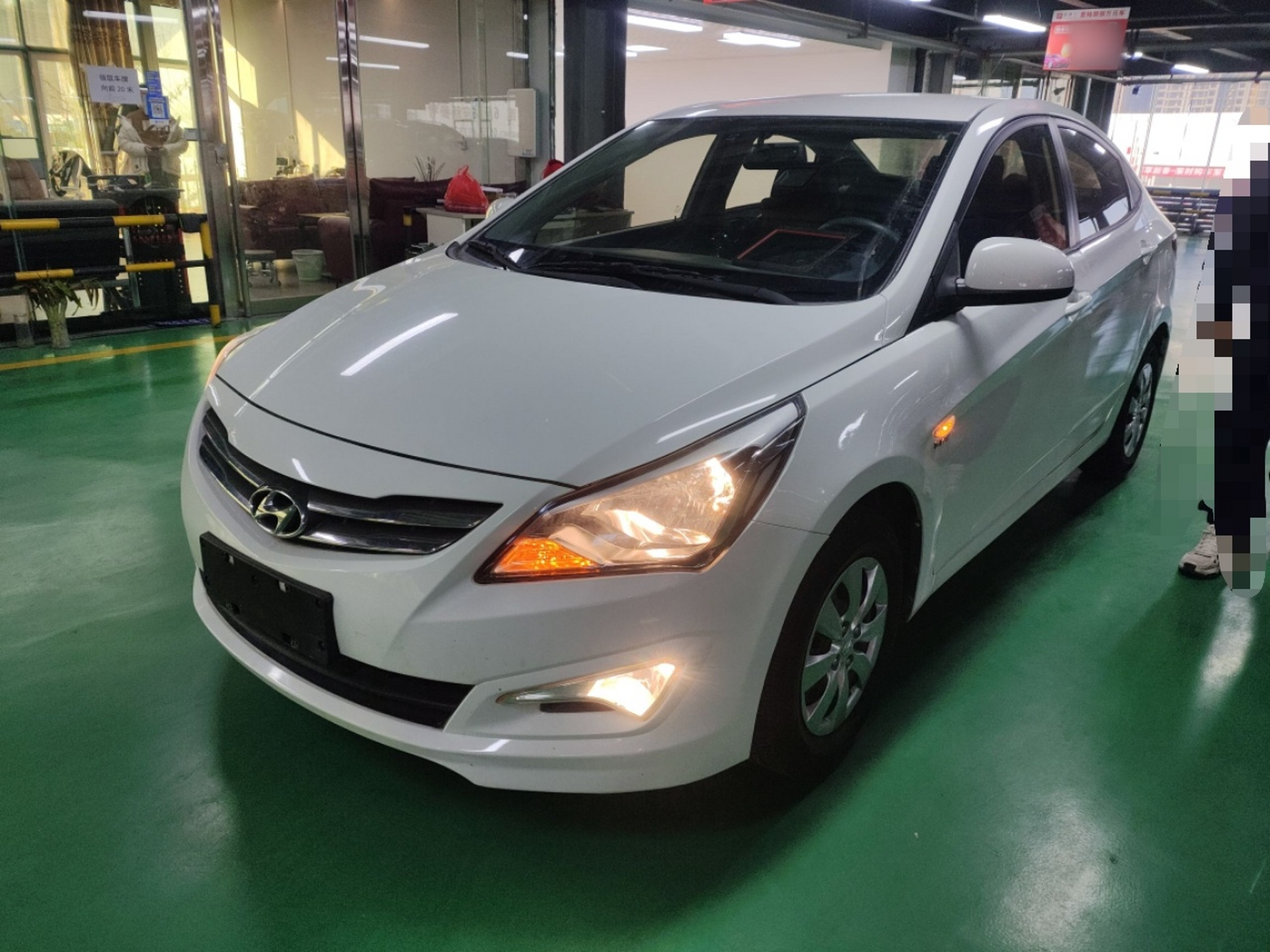 تحت مقدمة السيارة