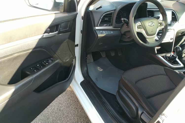 Used Hyundai Elantra 2016 1.6L Manual ZhiXuan · Dynamic Model