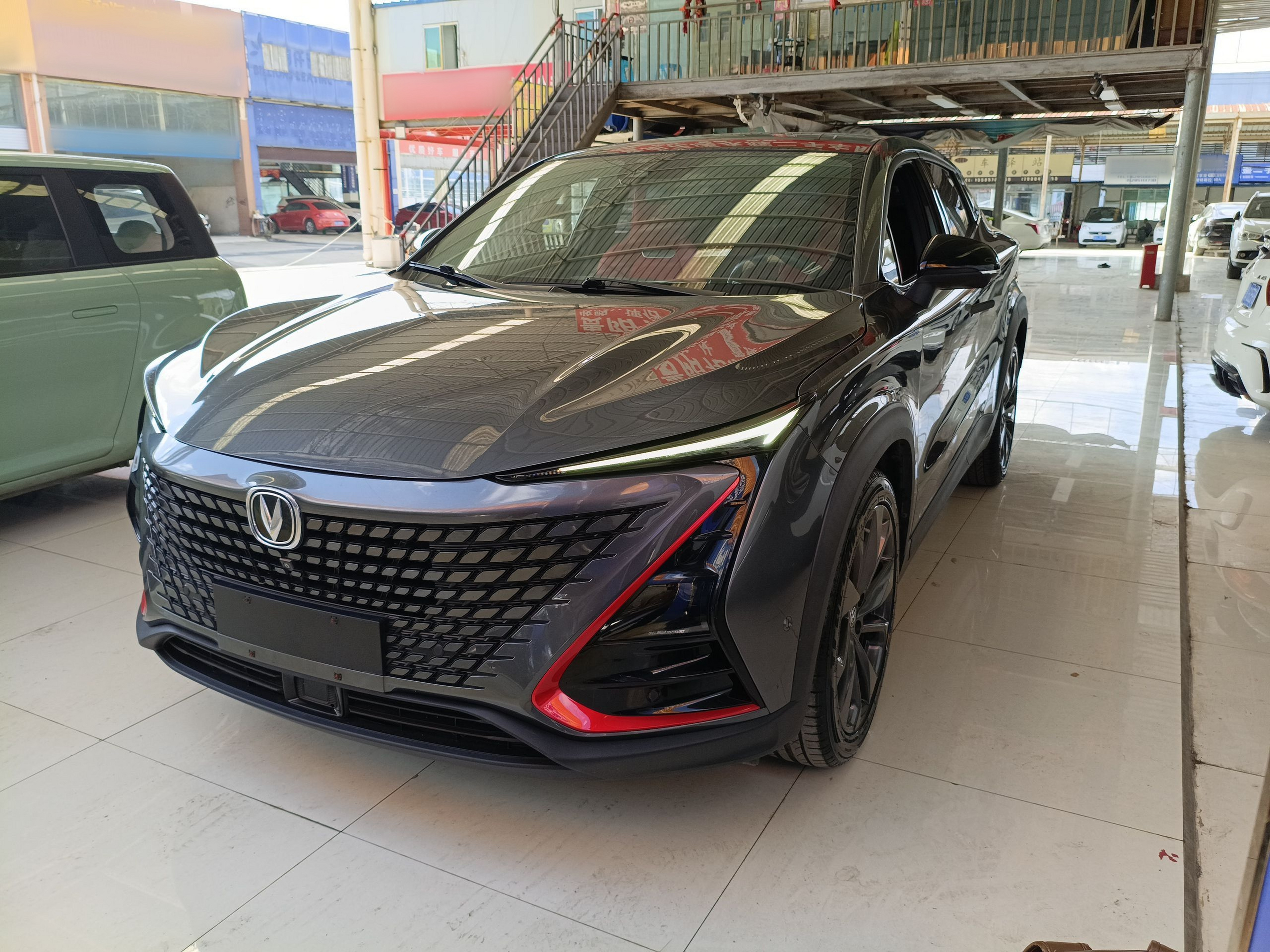 تحت مقدمة السيارة