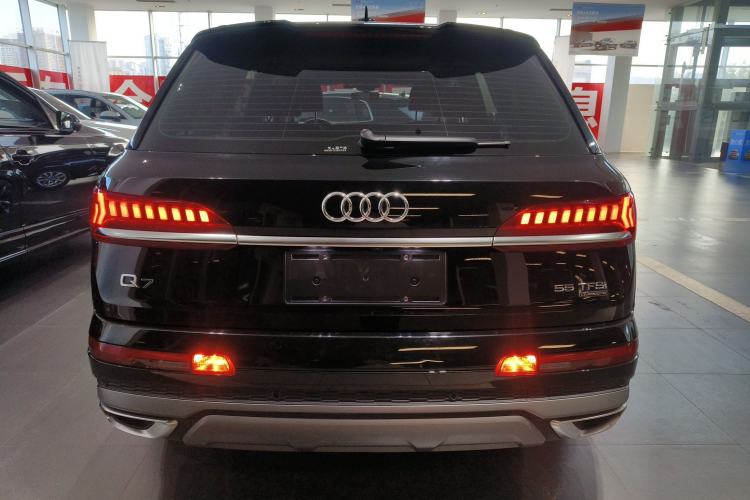 Used Audi Q7 2022 55 TFSI quattro S line Sport model
