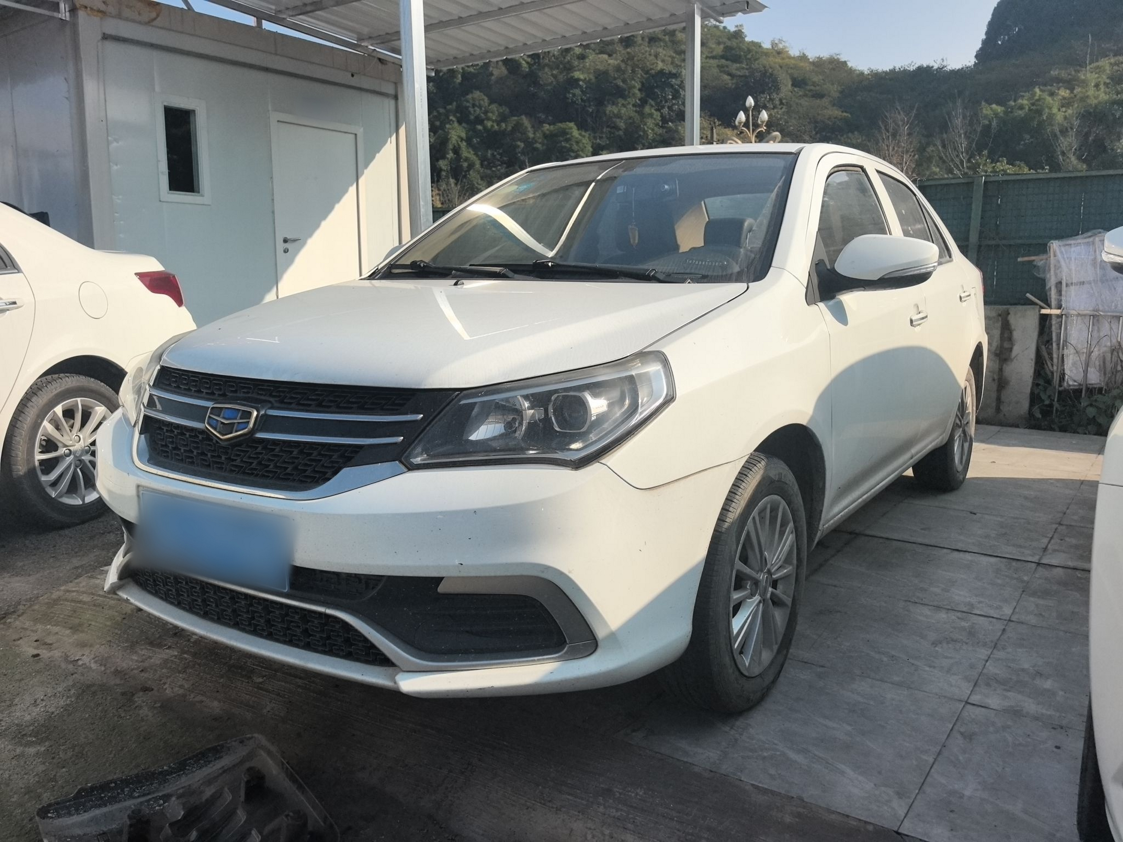 Под передней частью автомобиля