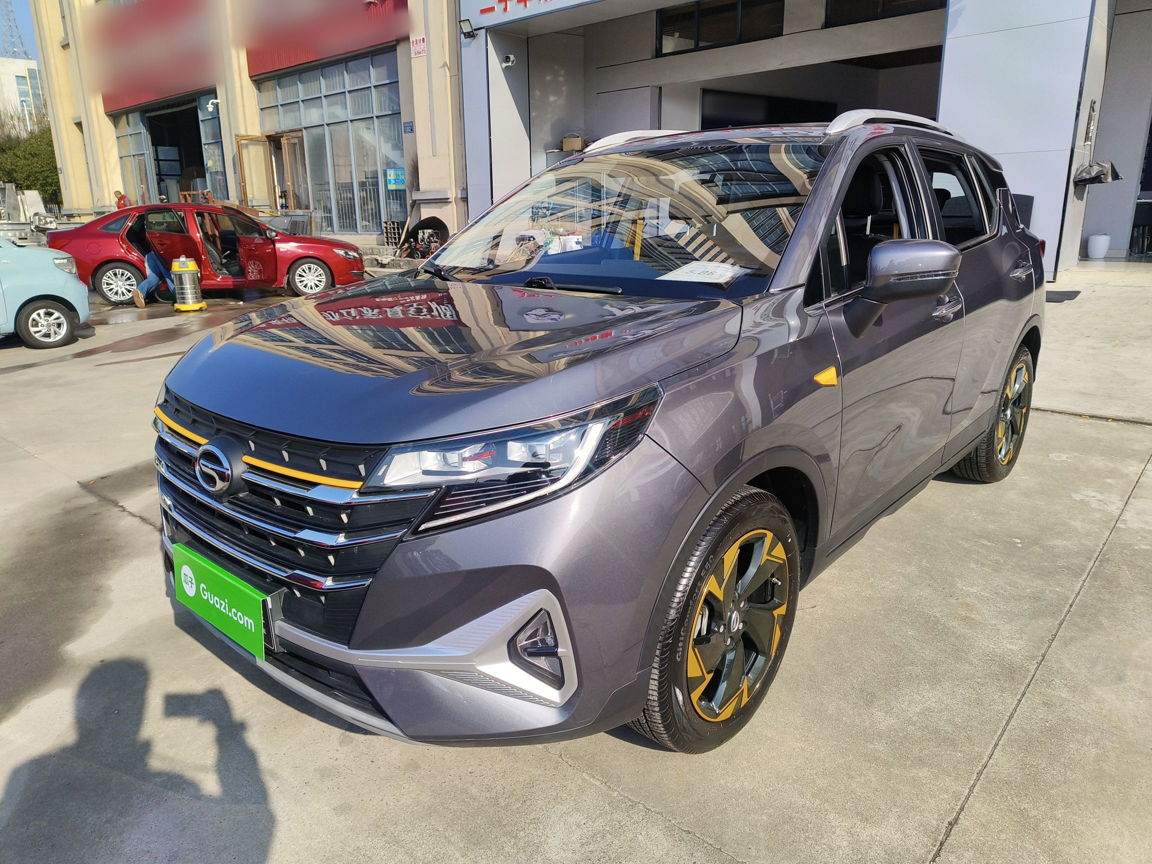 تحت مقدمة السيارة