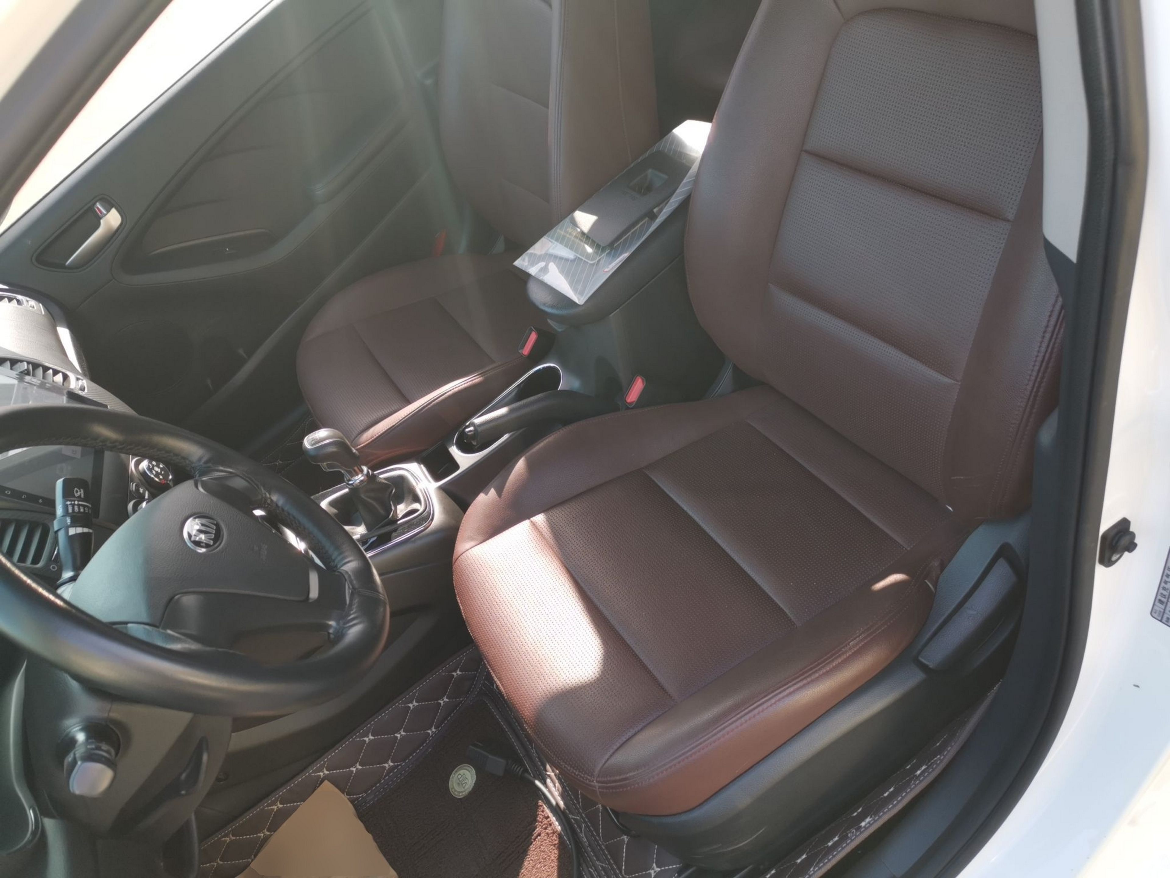 المقاعد الأمامية داخل السيارة