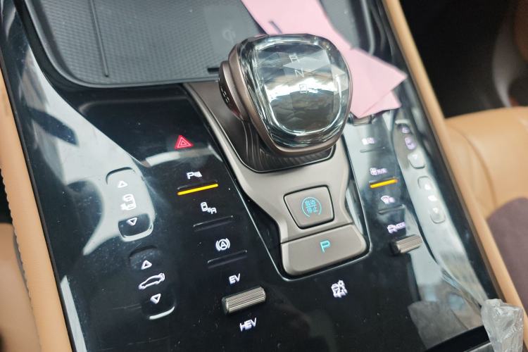 Used Denza D9 2022 DM-i 1040 Prestige Model
