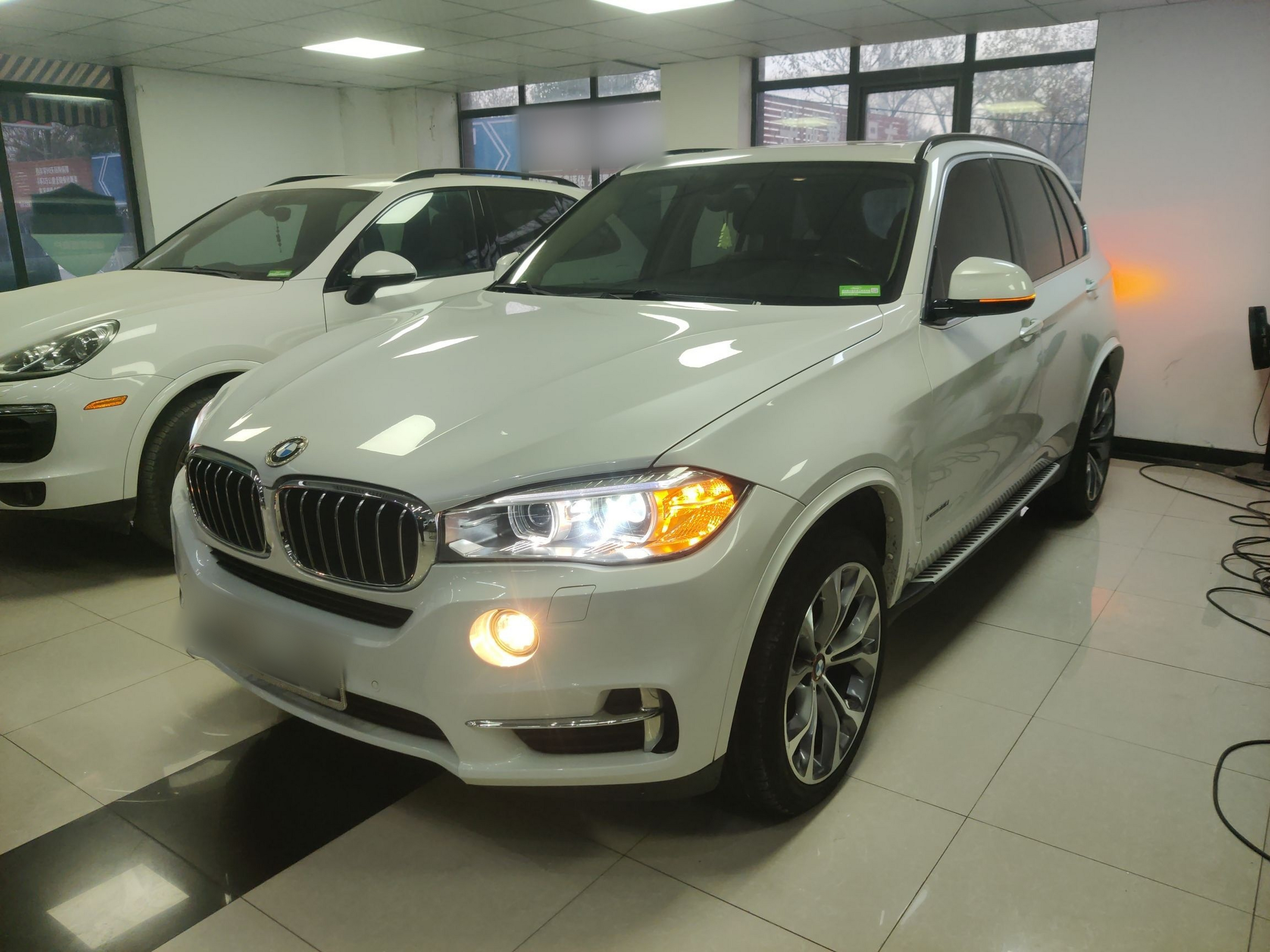 تحت مقدمة السيارة